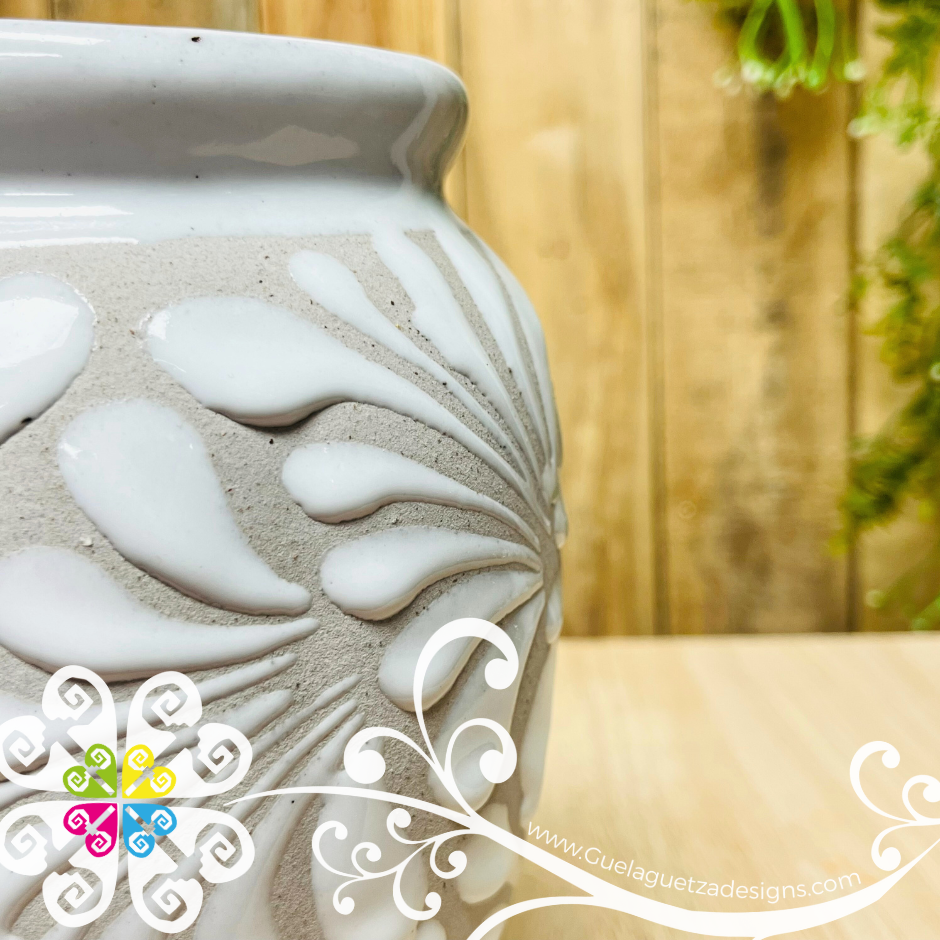 White Espiga Plumeado Bola Clay Vase - Florero Barro