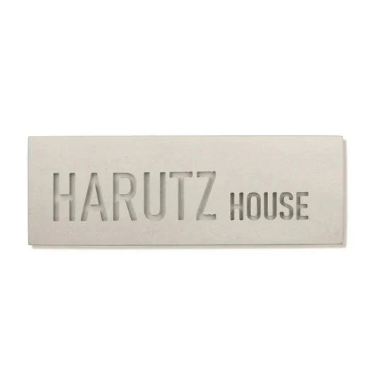 Personalized entrance sign made of clean beige concrete with engraving - Sandy series