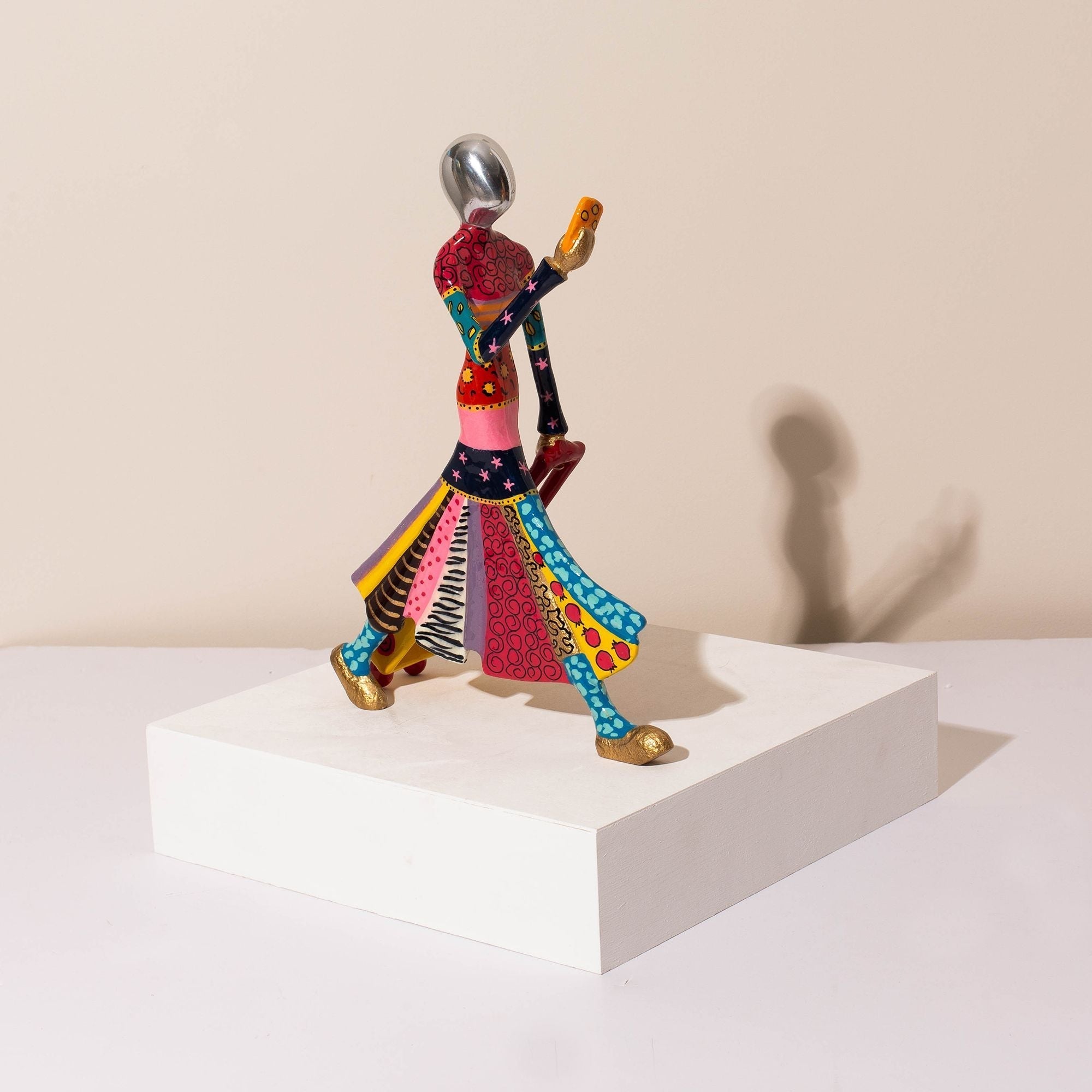 Travel-Themed Figurine – Bold & Elegant – Flight Mood Series