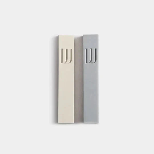 Personalized entrance sign made of clean beige concrete with engraving - Sandy series