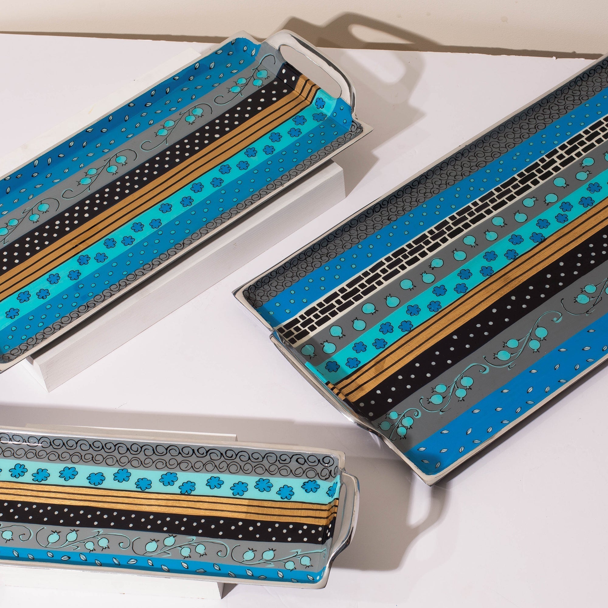 Elegant Hand-Painted Tray for Festive Tables – Traya Series