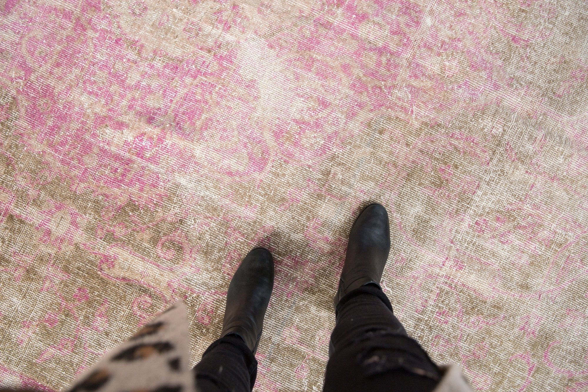 9.5x12.5 Vintage Distressed Sivas Carpet