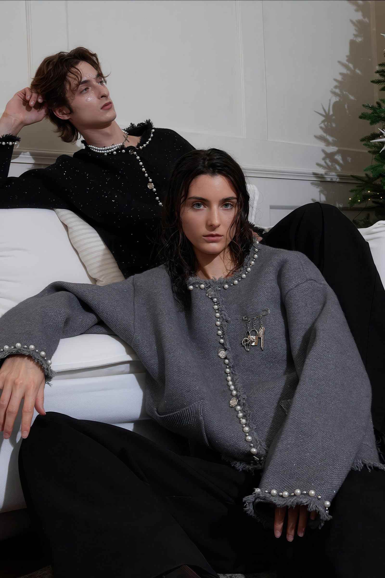 Minimalist Pearl-Decorated Knitted Sweater Jacket with Brooch Accent