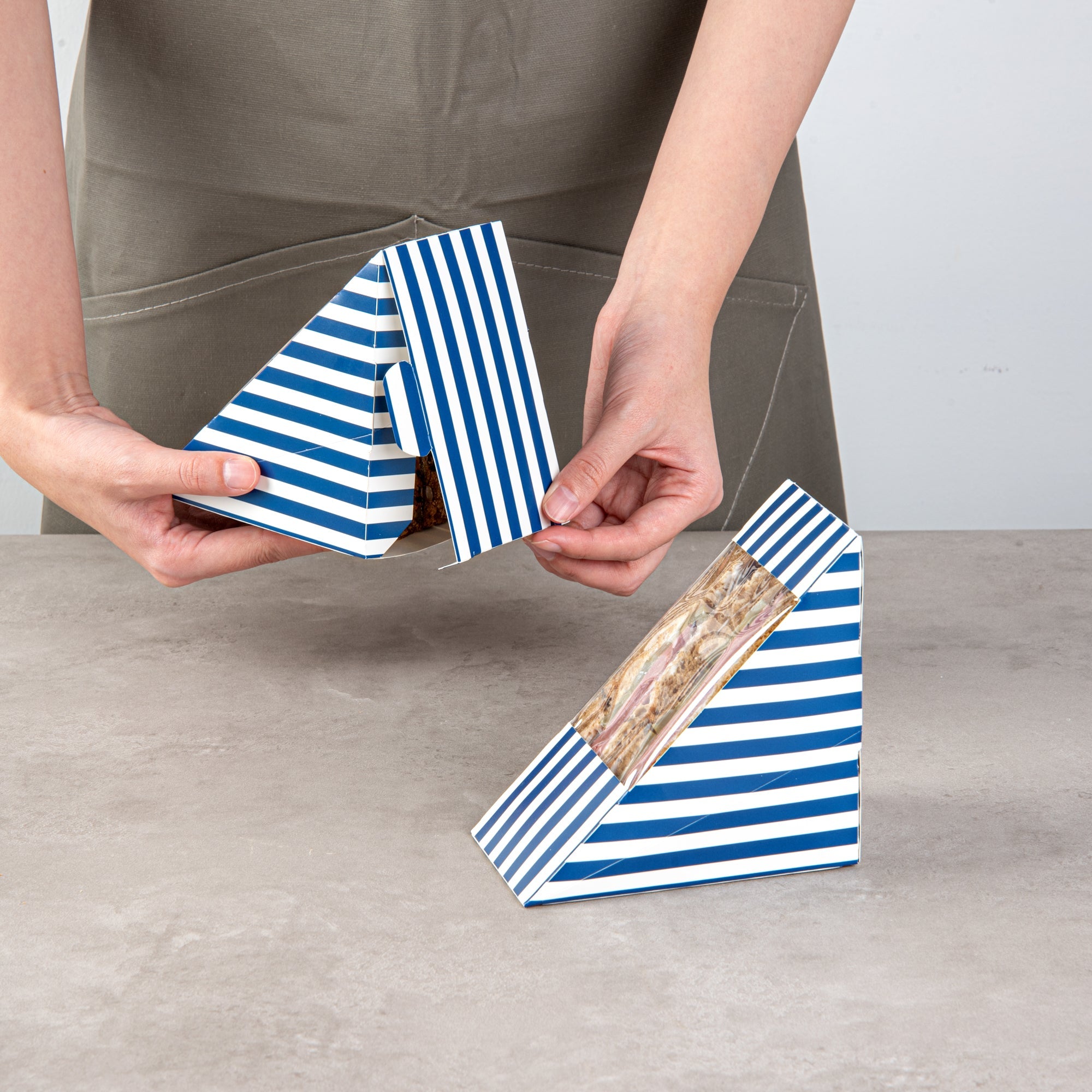 Cafe Vision Triangle Blue and White Stripe Paper Medium Sandwich Box - 4 3/4" x 4 3/4" x 2 3/4" - 25 count box