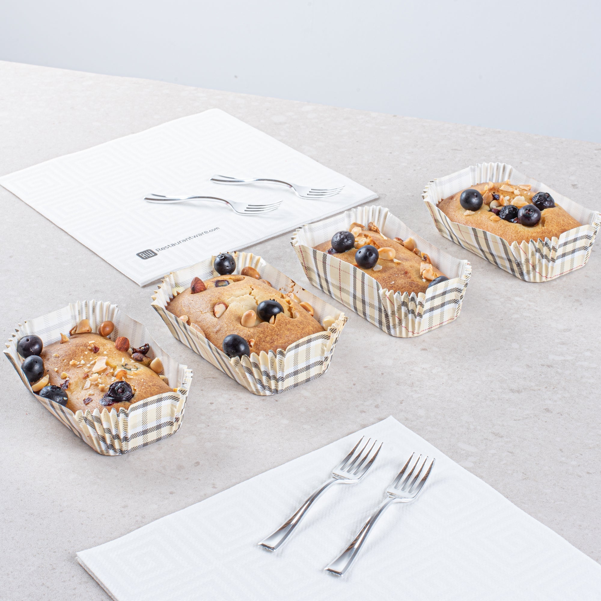 Panificio 5 oz Elliptical Plaid Paper Large Baking Cup - Ridged - 4 1/2" x 2 1/2" x 1 1/4" - 200 count box