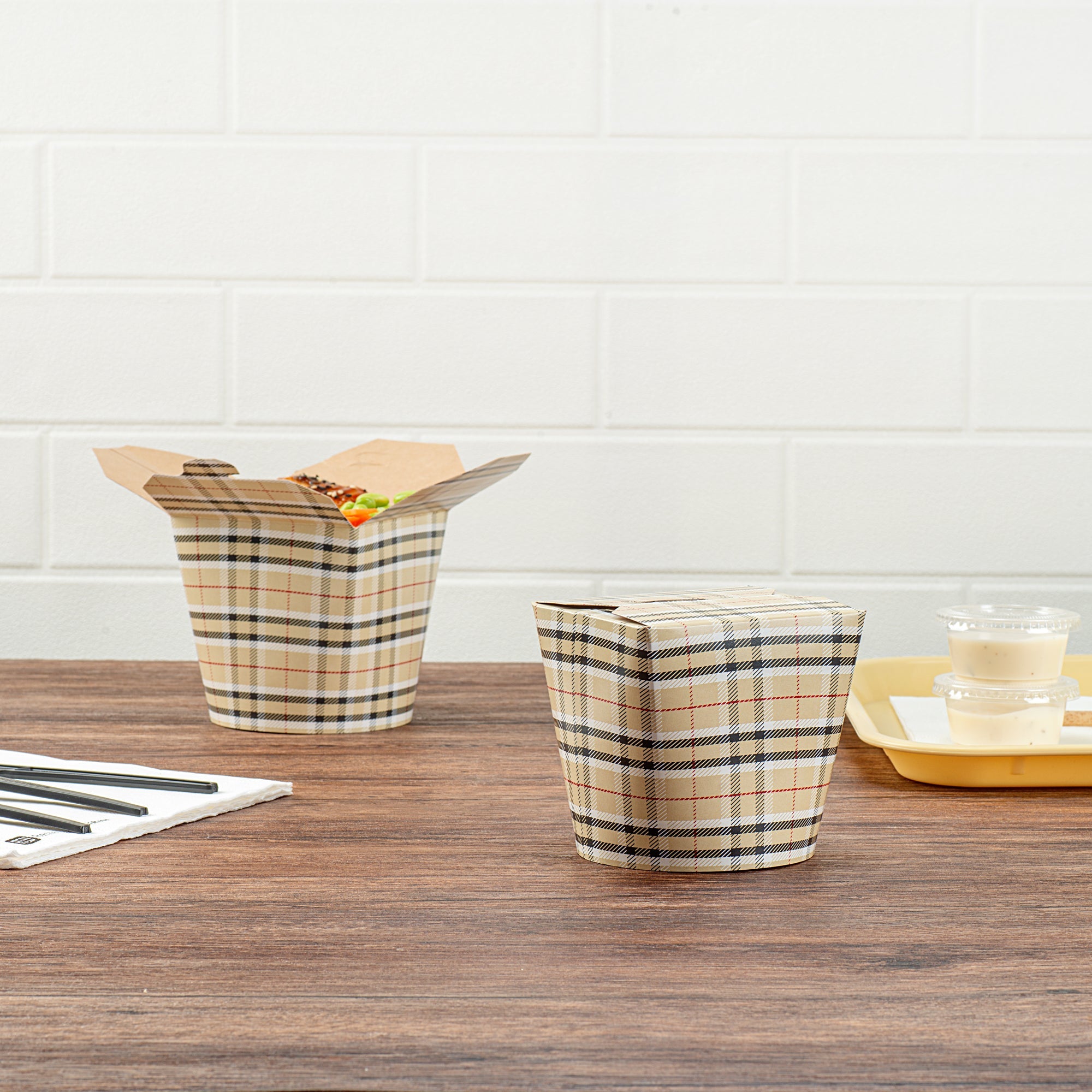 Bio Tek 26 oz Round Plaid Paper Noodle Take Out Container - 4" x 3 1/2" x 3 3/4" - 200 count box