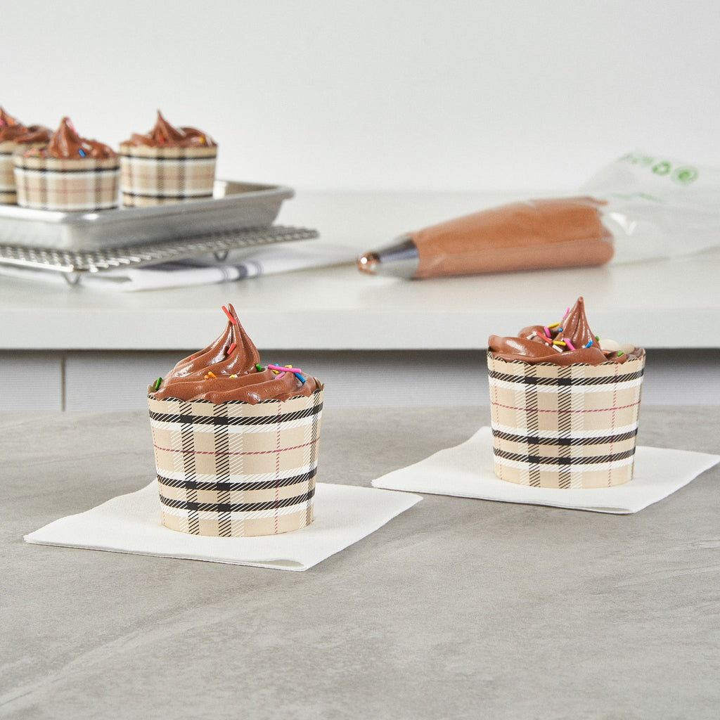 Panificio 6 oz Round Plaid Paper Classic Baking Cup - Scalloped - 2 3/4" x 2 3/4" x 2 1/4" - 200 count box