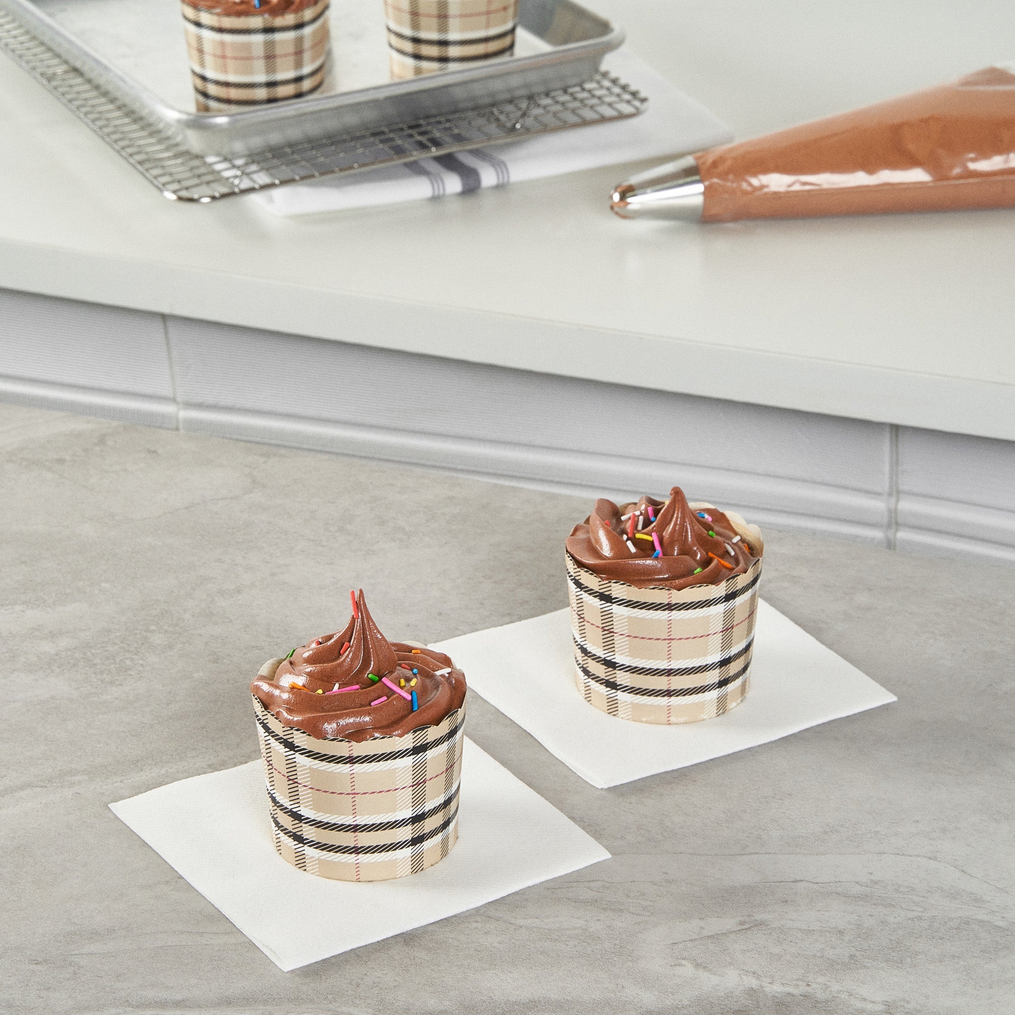 Panificio 6 oz Round Plaid Paper Classic Baking Cup - Scalloped - 2 3/4" x 2 3/4" x 2 1/4" - 200 count box