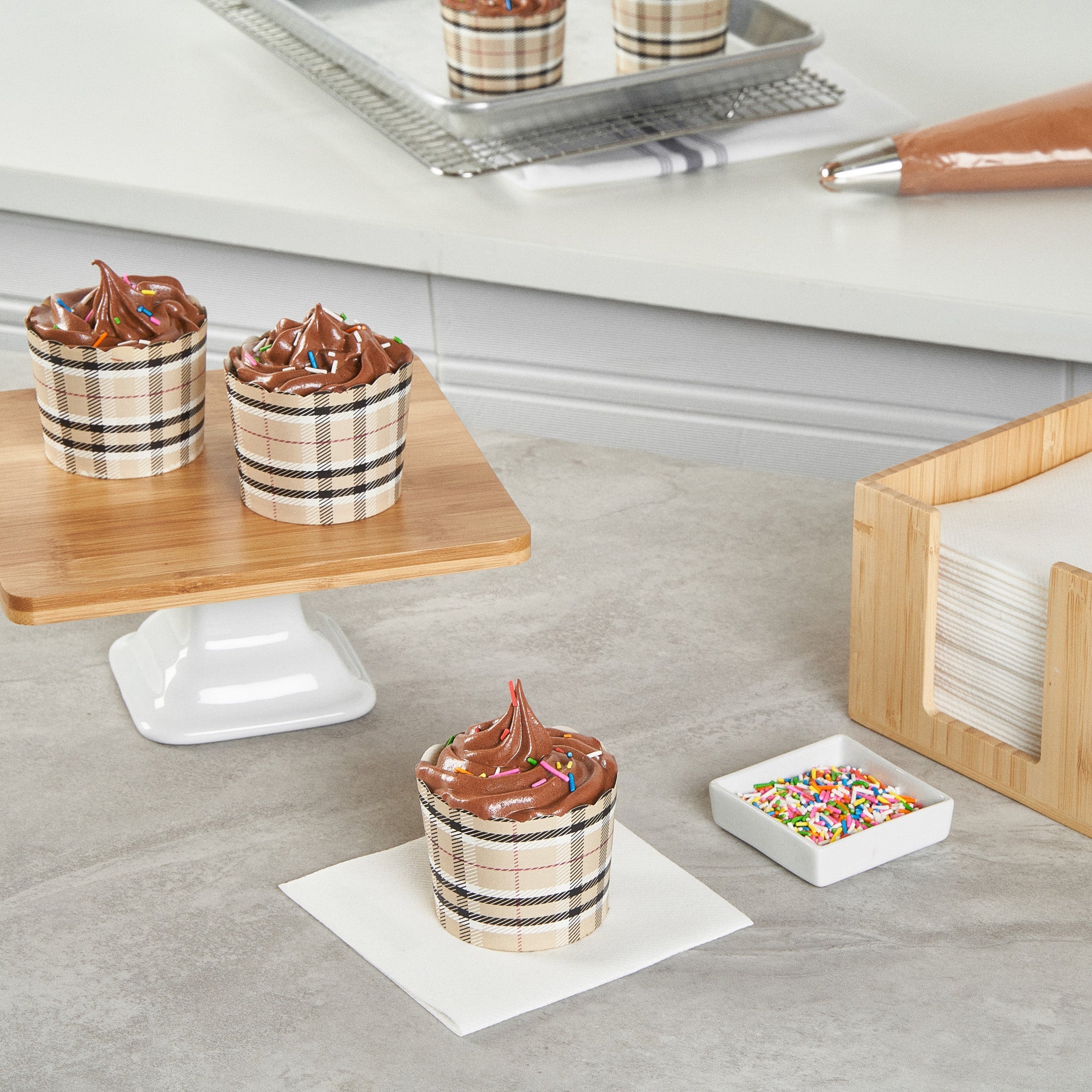 Panificio 6 oz Round Plaid Paper Classic Baking Cup - Scalloped - 2 3/4" x 2 3/4" x 2 1/4" - 200 count box