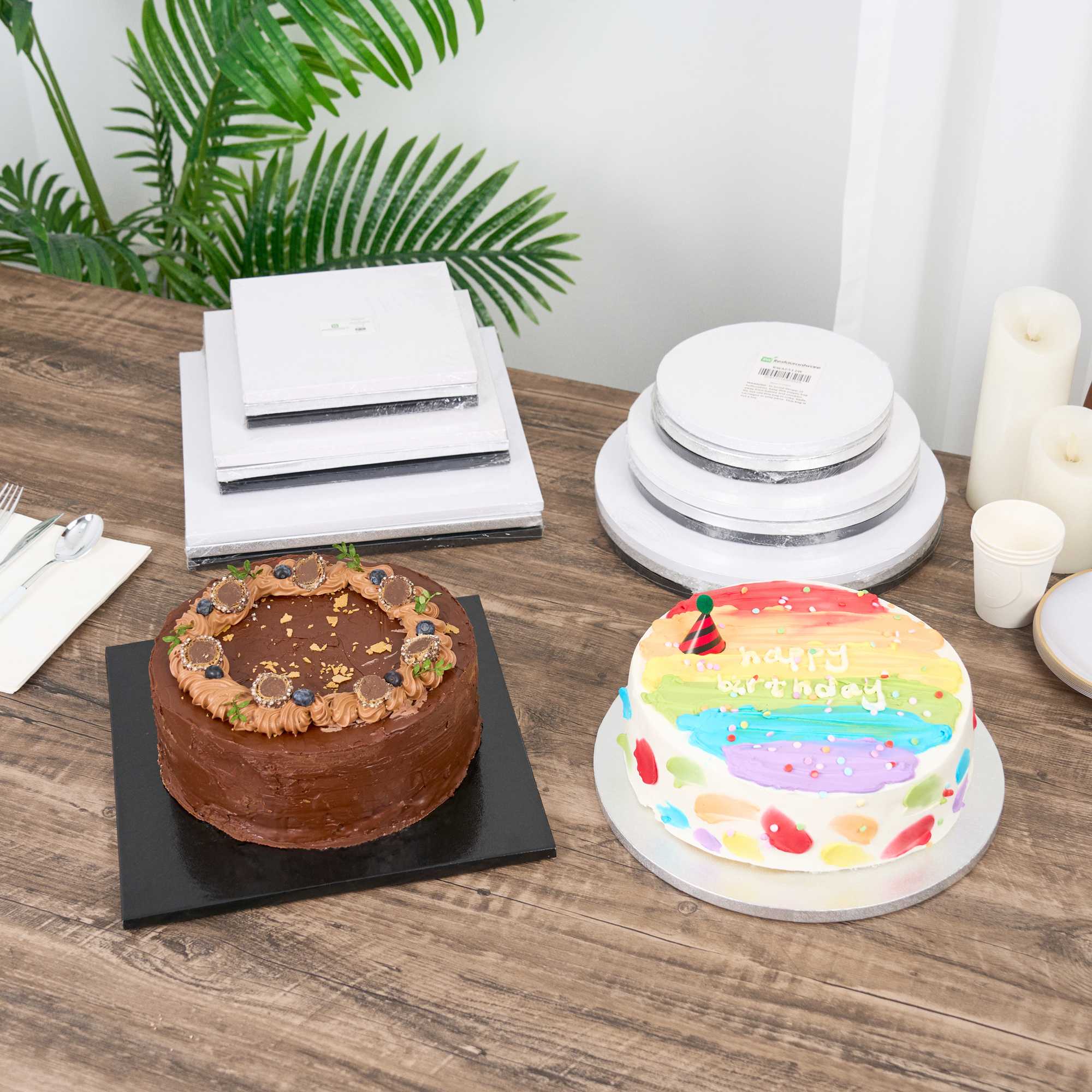 Pastry Tek Round Metallic Silver Cardboard Cake Drum Board - Covered Edge - 10" x 10" x 1/2" - 1 count box