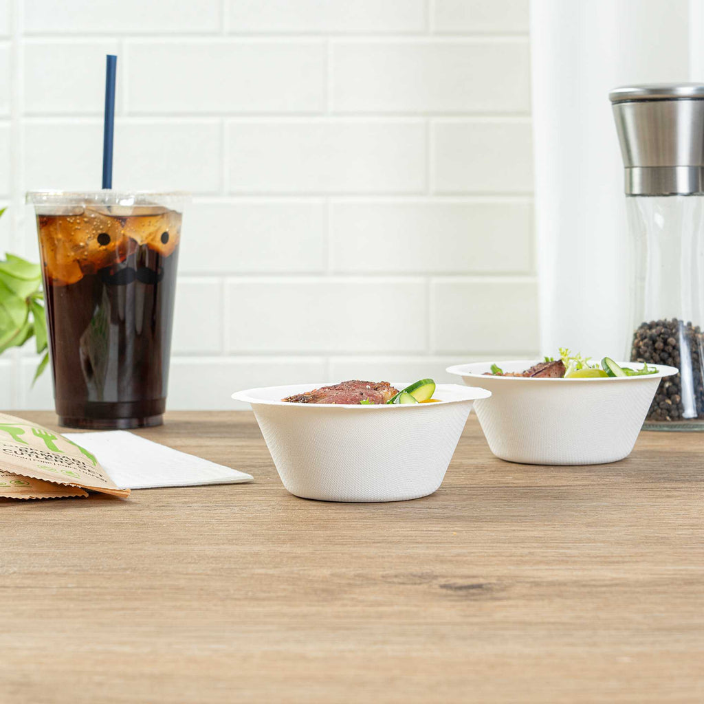 Pulp Tek 8 oz Round White Sugarcane / Bagasse Salad Bowl - 4 1/2" x 4 1/2" x 1 3/4" - 100 count box