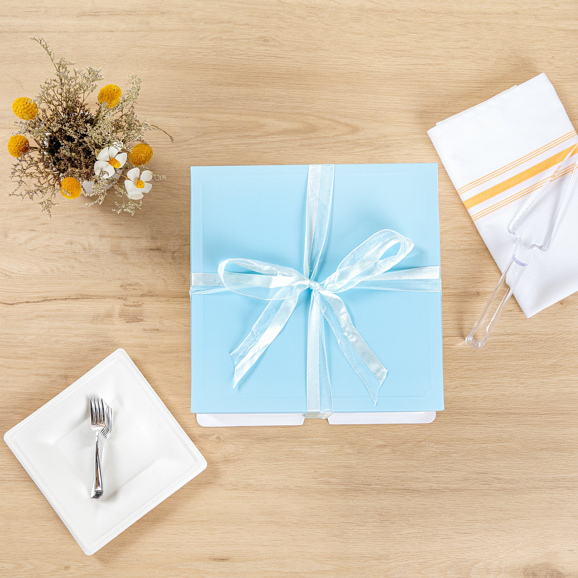 Sweet Vision Square Clear Plastic Cake Box - Blue Lid and White Base, Blue Ribbon, Flower Accent - 8 1/2" x 8 1/2" x 6 3/4" - 10 count box