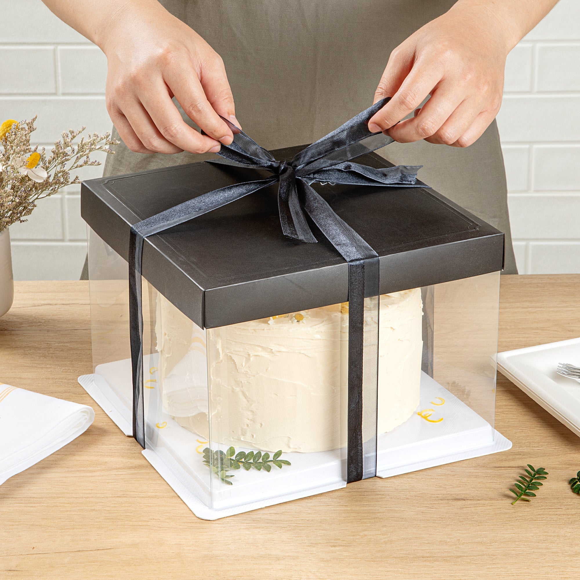 Sweet Vision Square Clear Plastic Cake Box - Black Lid and White Base, Black Ribbon - 8 1/2" x 8 1/2" x 6 3/4" - 10 count box