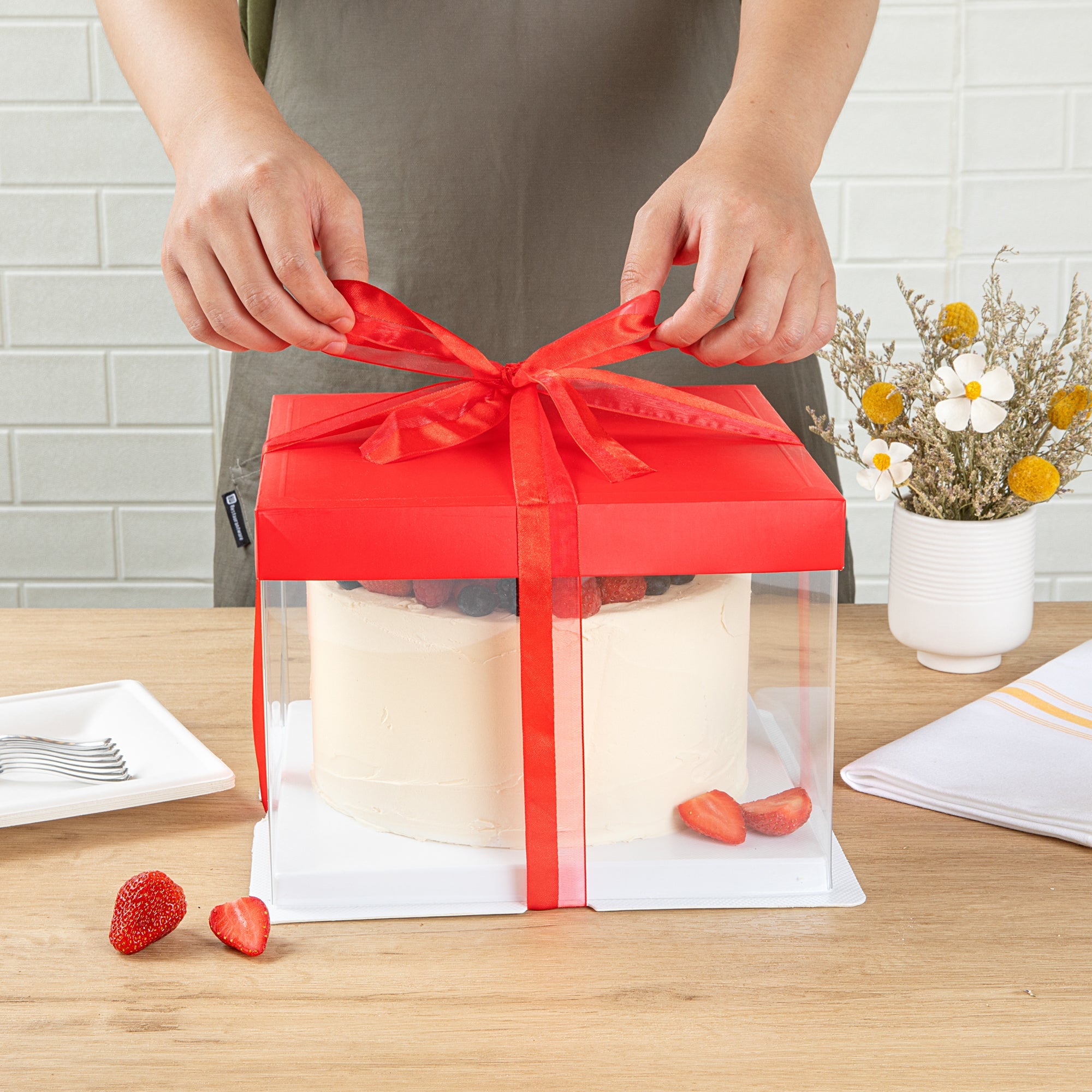 Sweet Vision Square Clear Plastic Cake Box - Red Lid and White Base, Red Ribbon - 8 1/2" x 8 1/2" x 6 3/4" - 10 count box