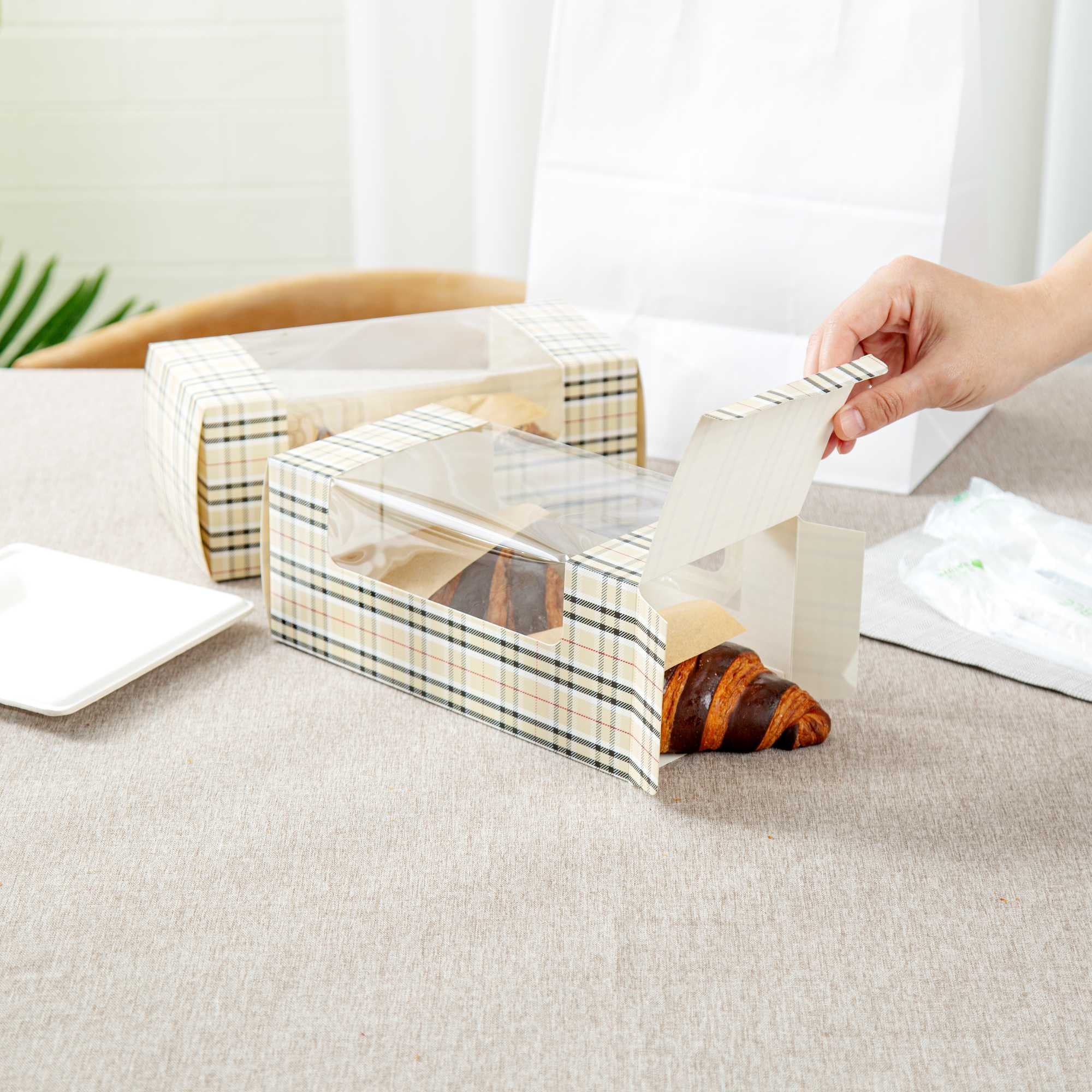 Pastry Tek Plaid Paper Pastry / Cake Box - with Window - 9 3/4" x 4 3/4" x 4" - 100 count box