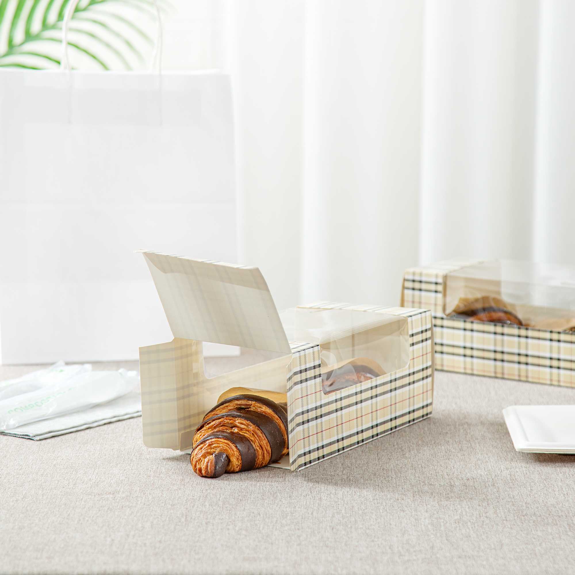 Pastry Tek Plaid Paper Pastry / Cake Box - with Window - 9 3/4" x 4 3/4" x 4" - 100 count box