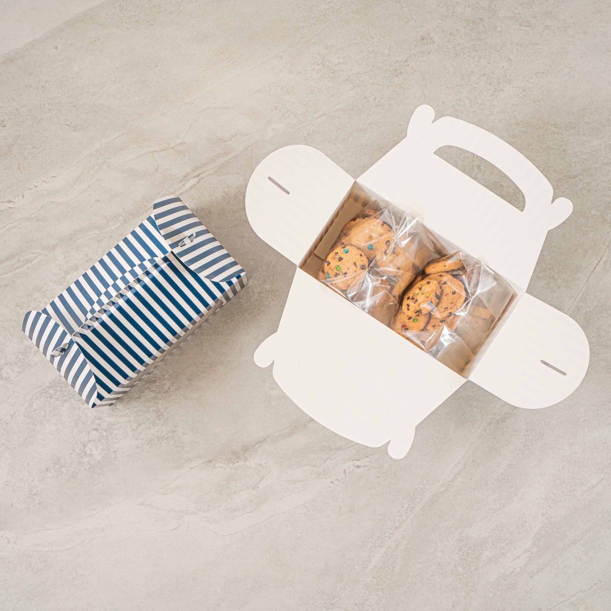 Bio Tek Blue and White Stripe Paper Gable Box / Take Out Container - with Window - 9 1/2" x 5" x 5" - 25 count box