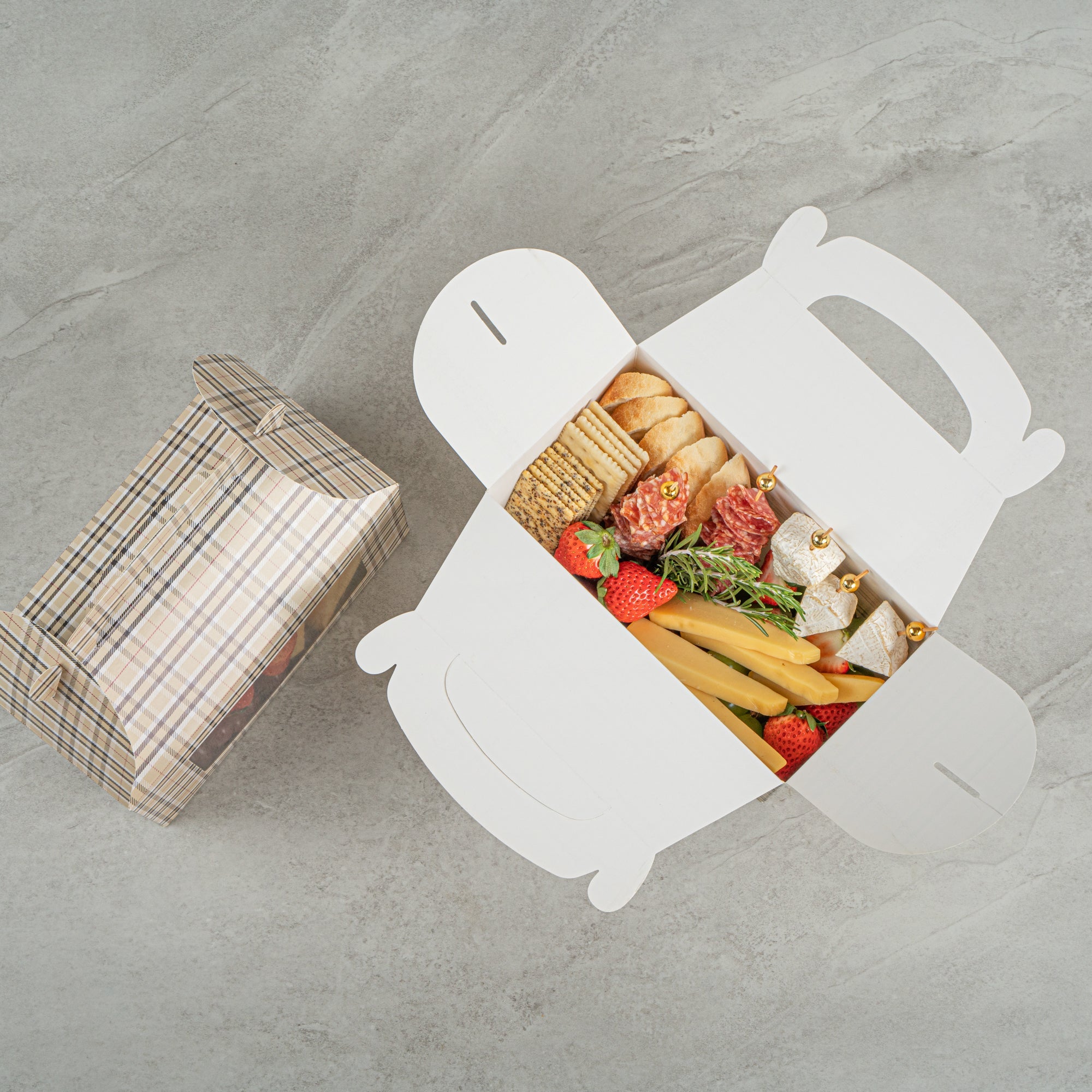 Bio Tek Plaid Paper Gable Box / Take Out Container - with Window - 9 1/2" x 5" x 5" - 100 count box