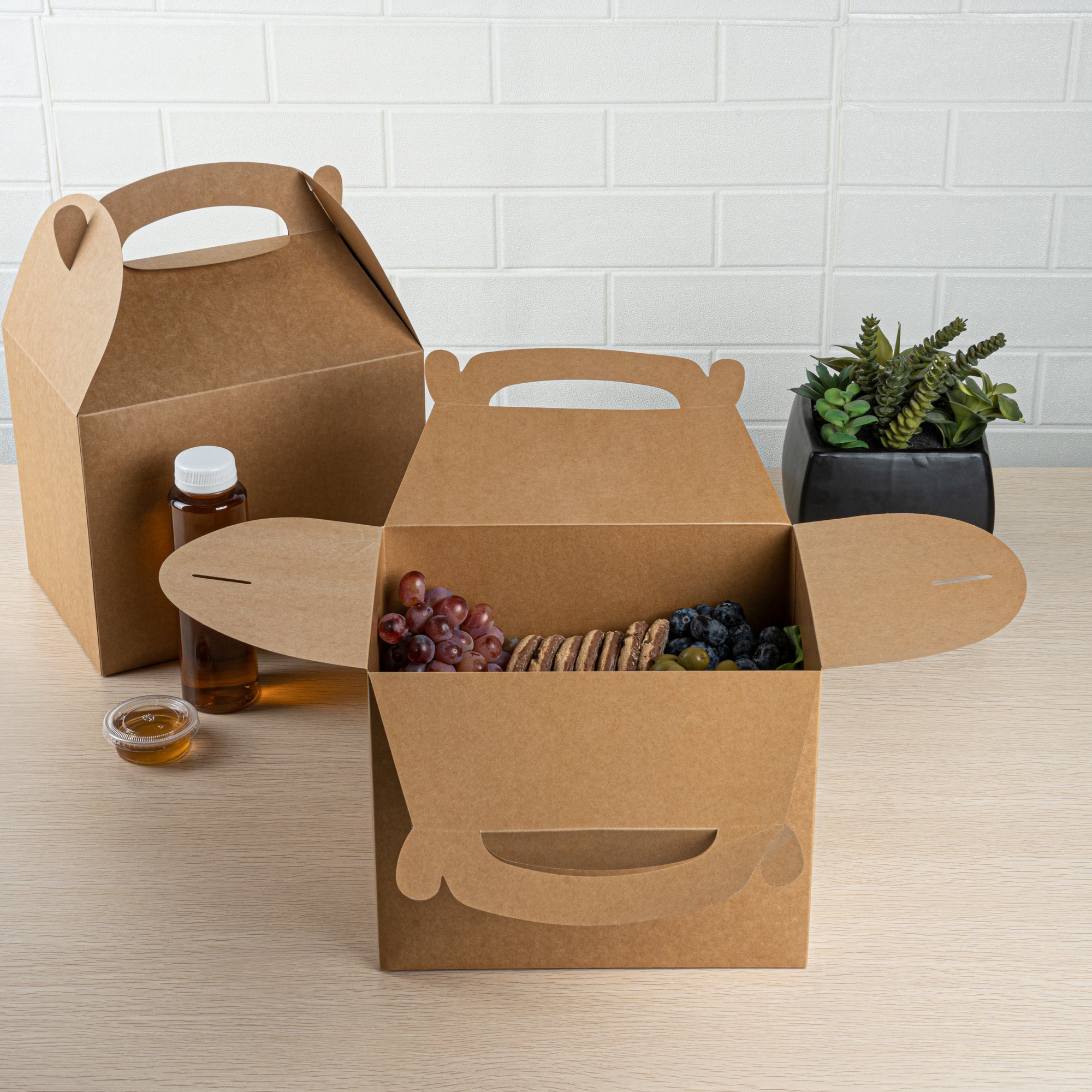 Bio Tek Kraft Paper Gable Box / Take Out Container - Greaseproof - 10" x 7" x 8" - 25 count box