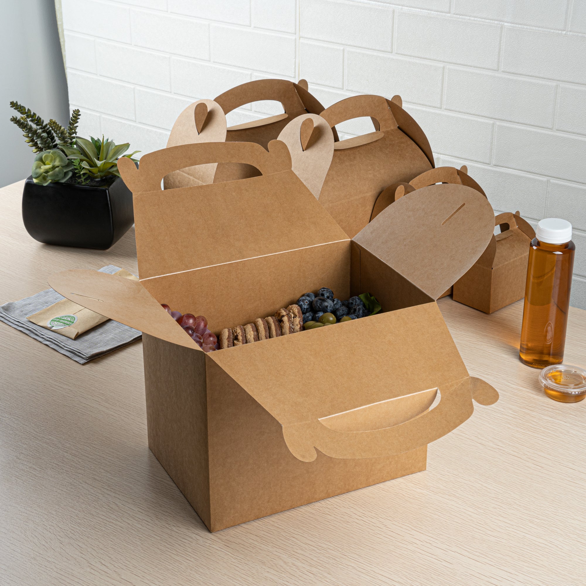 Bio Tek Kraft Paper Gable Box / Take Out Container - Greaseproof - 10" x 7" x 8" - 100 count box