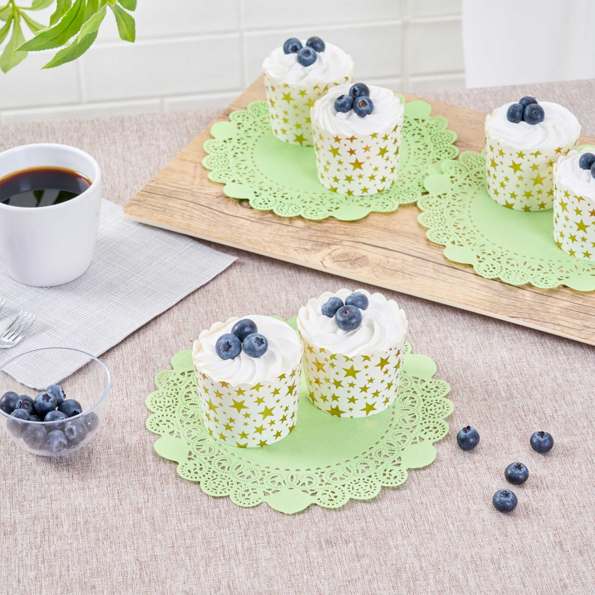 Pastry Tek Round Green Paper Doilies - Lace - 8" x 8" - 100 count box