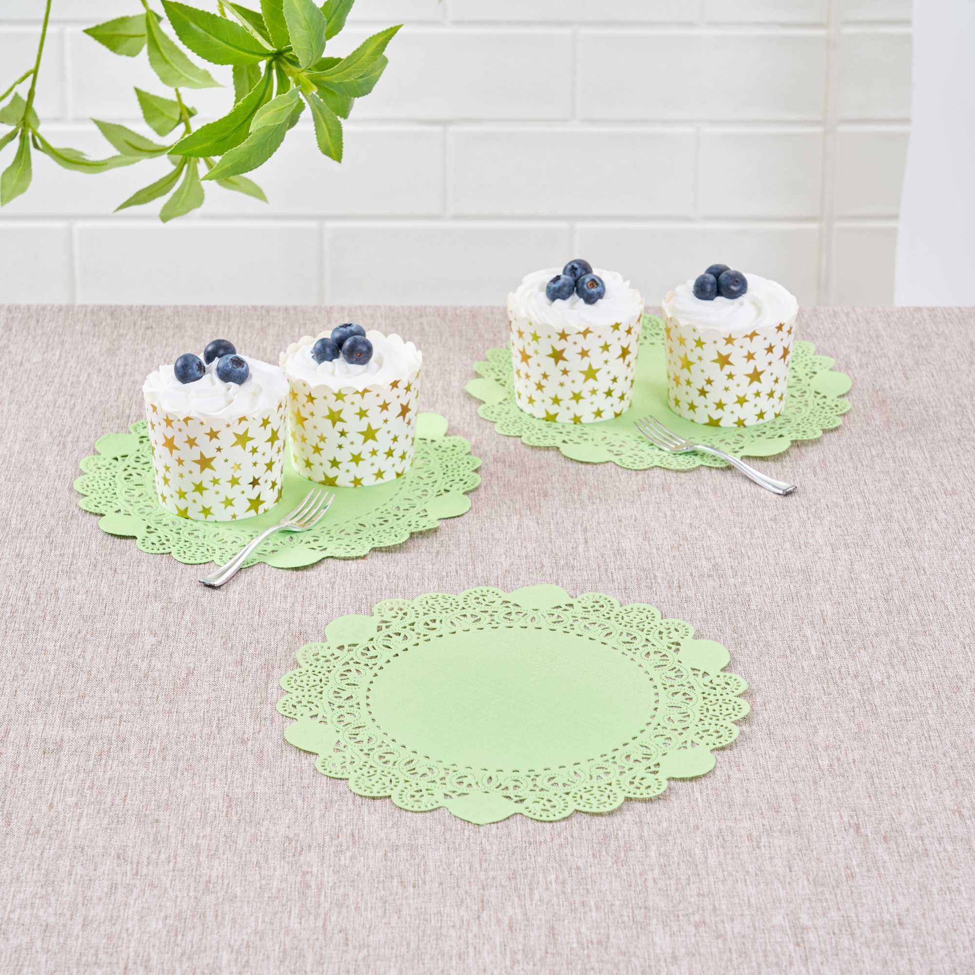 Pastry Tek Round Green Paper Doilies - Lace - 8" x 8" - 100 count box