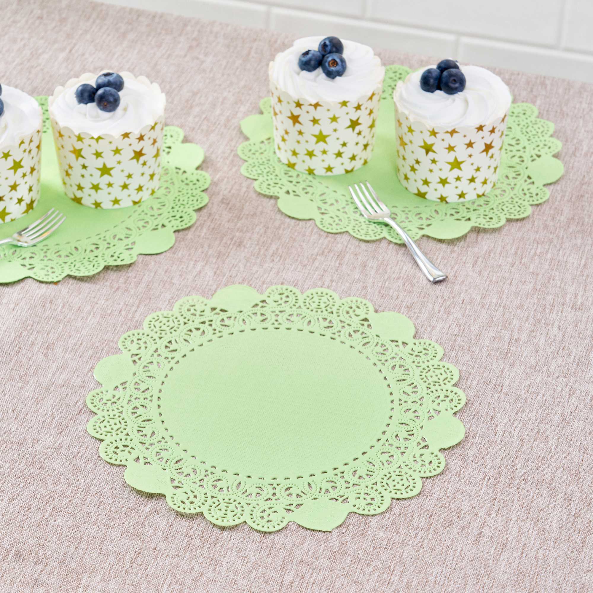 Pastry Tek Round Green Paper Doilies - Lace - 8" x 8" - 4000 count box