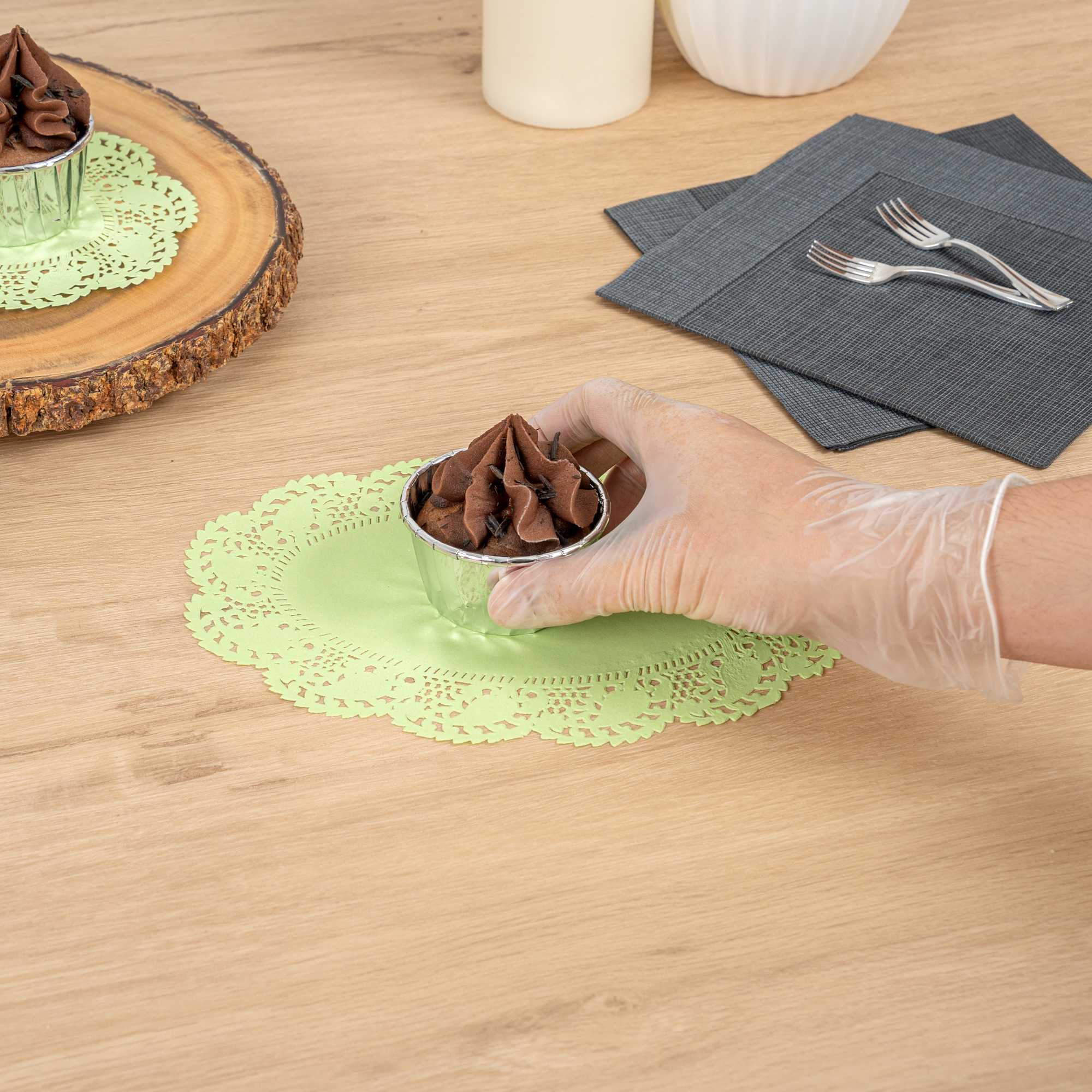 Pastry Tek Oval Green Paper Doilies - Lace - 9" x 6 1/2" - 100 count box