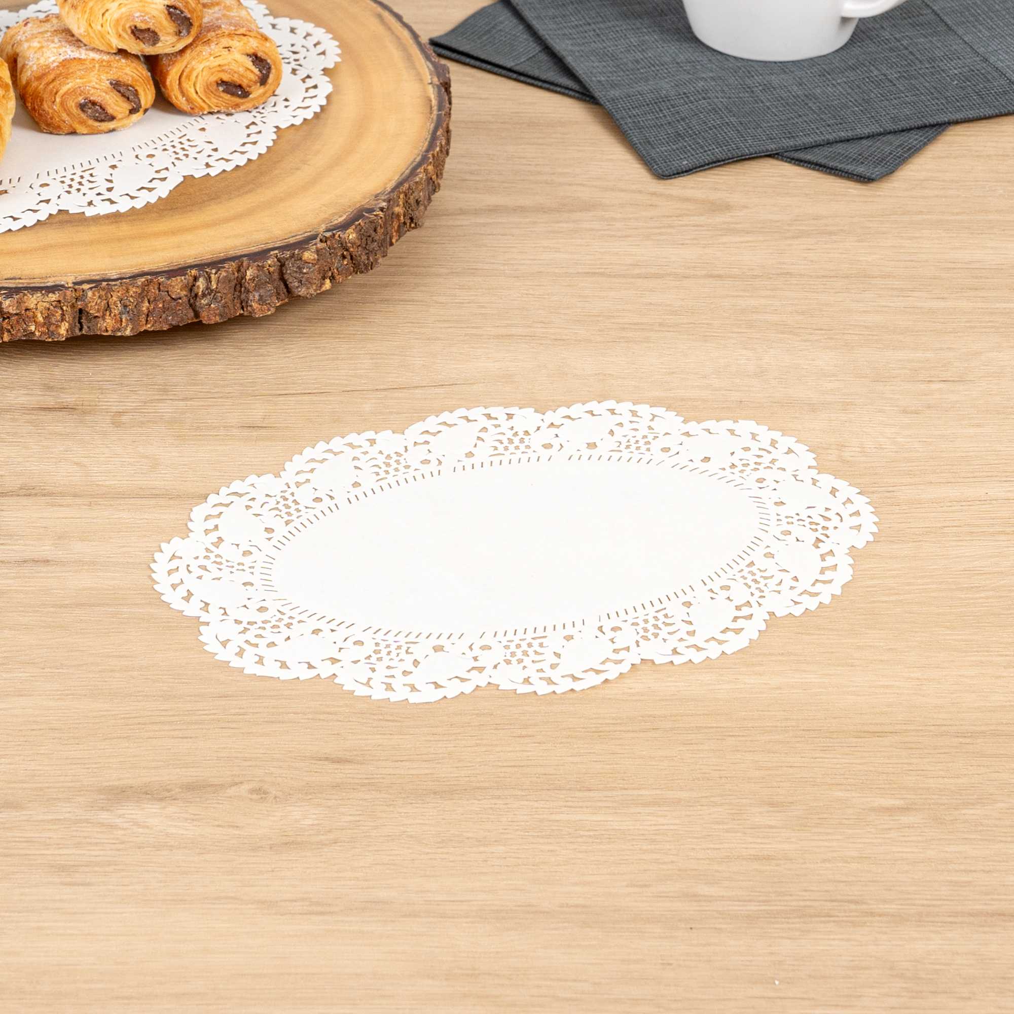 Pastry Tek Oval White Paper Doilies - Lace - 9" x 6 1/2" - 100 count box