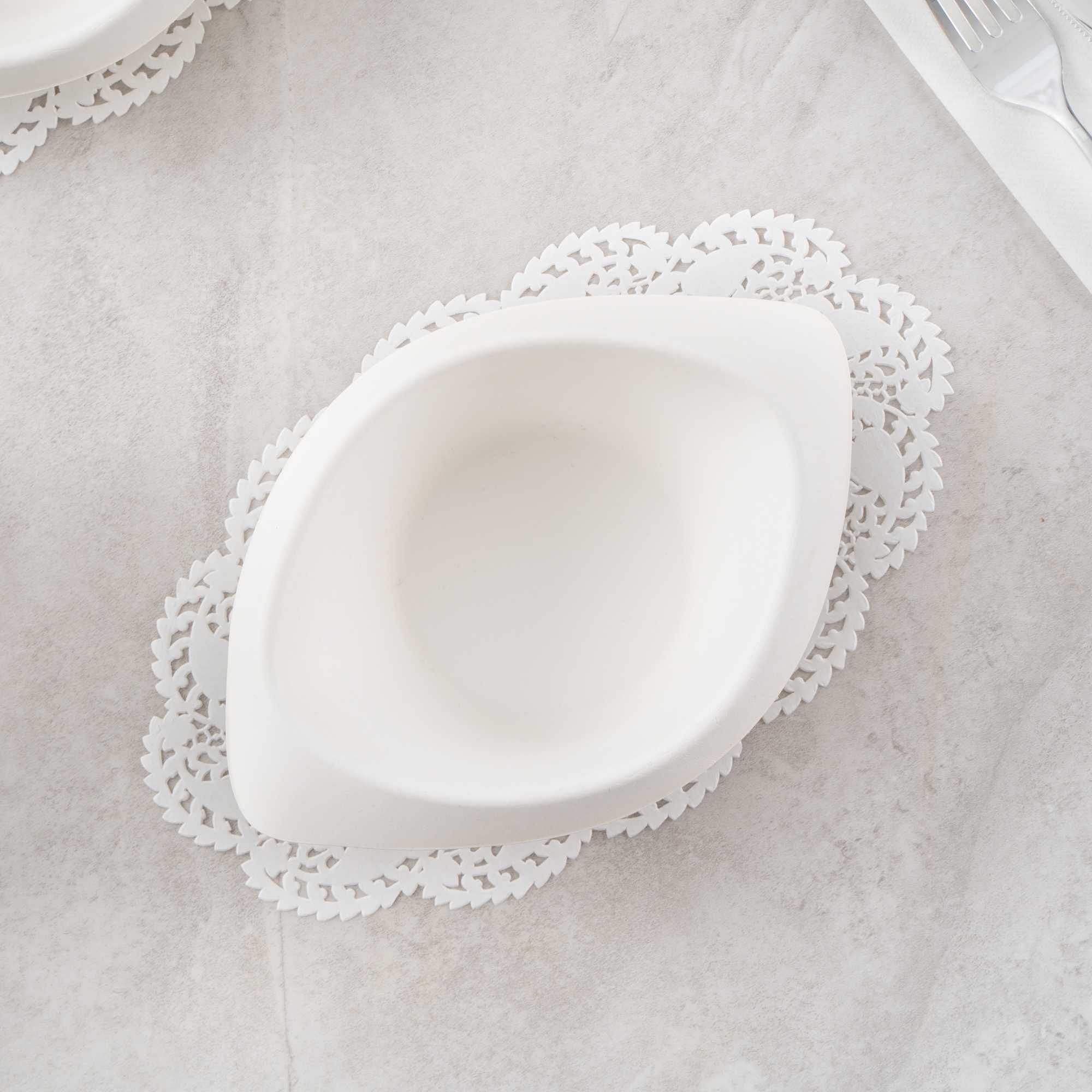 Pastry Tek Oval White Paper Doilies - Lace - 10 1/2" x 6 1/2" - 4000 count box