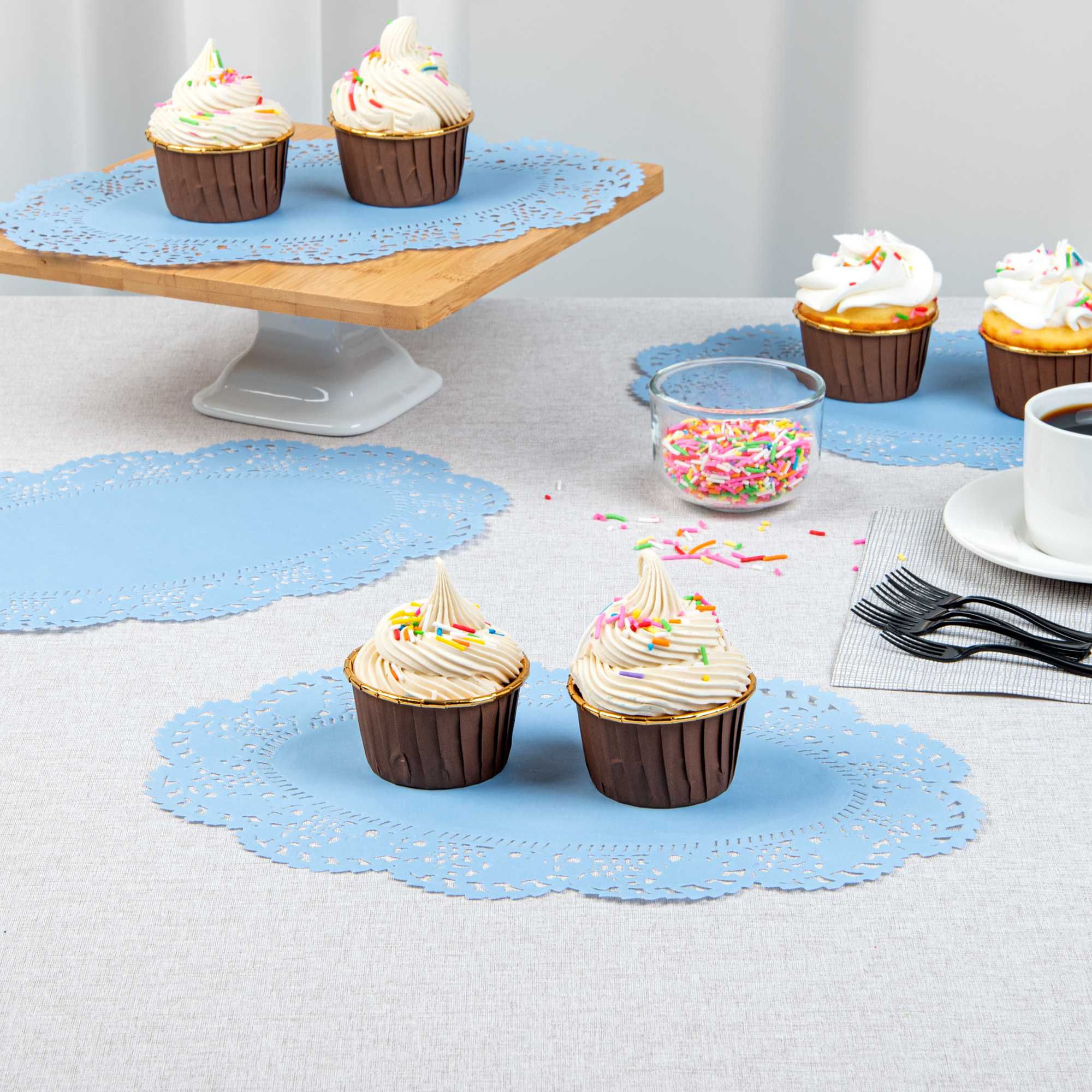 Pastry Tek Oval Sky Blue Paper Doilies - Lace - 12 1/2" x 8 1/2" - 4000 count box