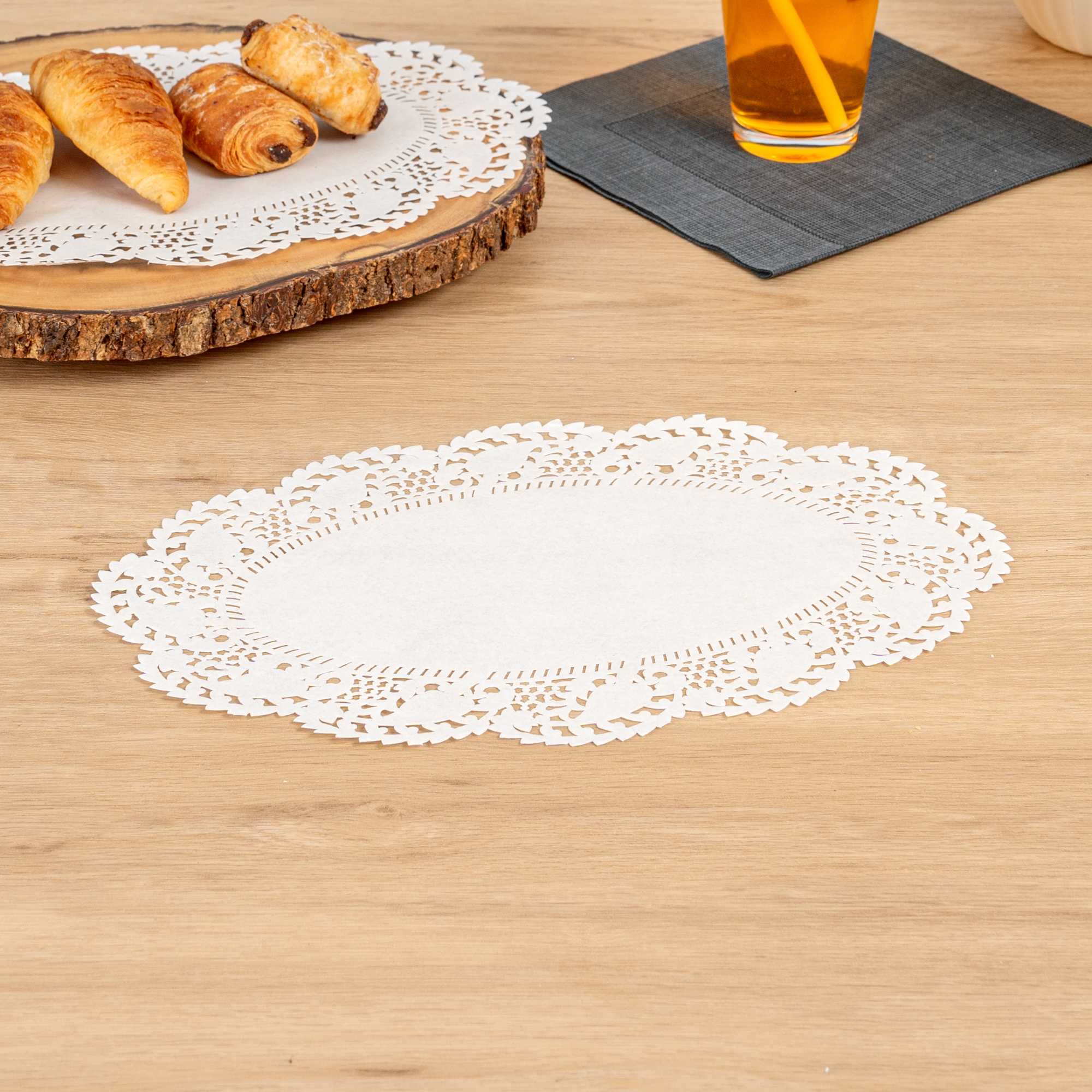 Pastry Tek Oval White Paper Doilies - Lace - 12 1/2" x 8 1/2" - 4000 count box