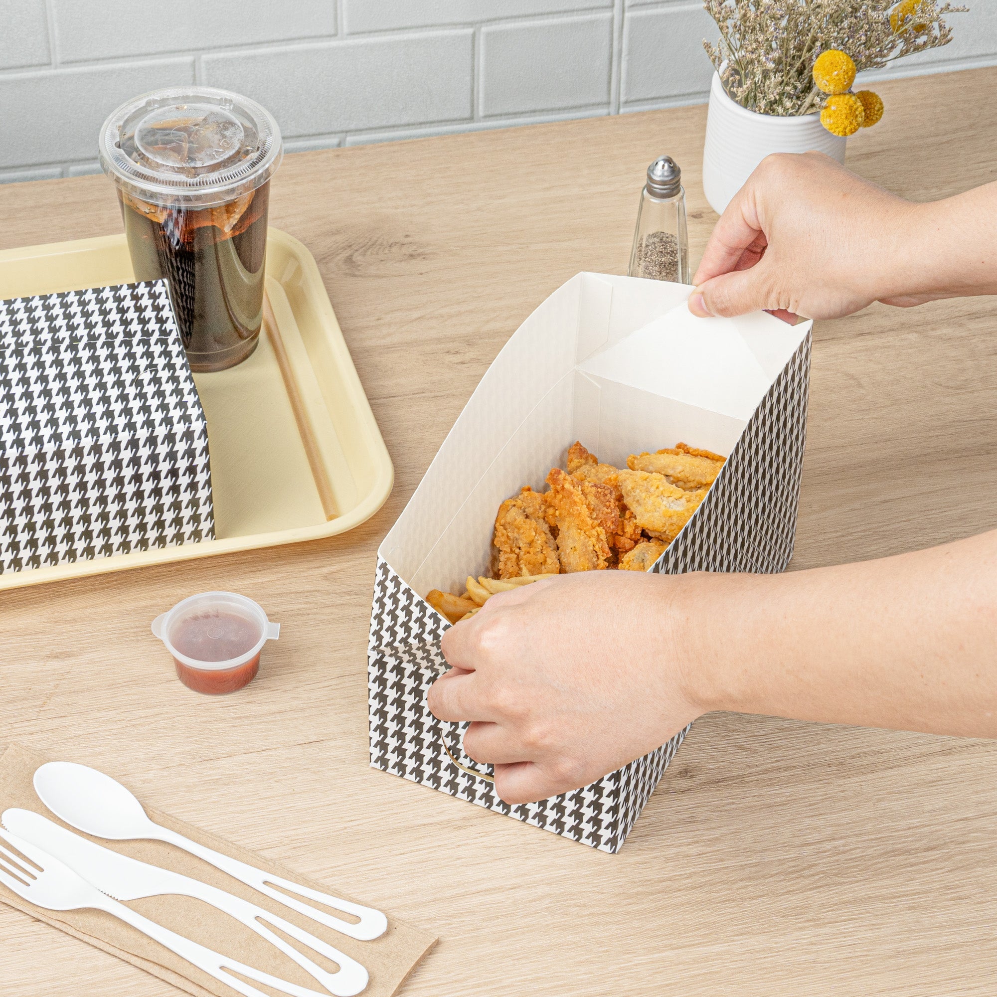 Bio Tek 71 oz Black Houndstooth Paper Lunch / Chicken Box - with Fast Top - 8 3/4" x 5" x 3" - 100 count box