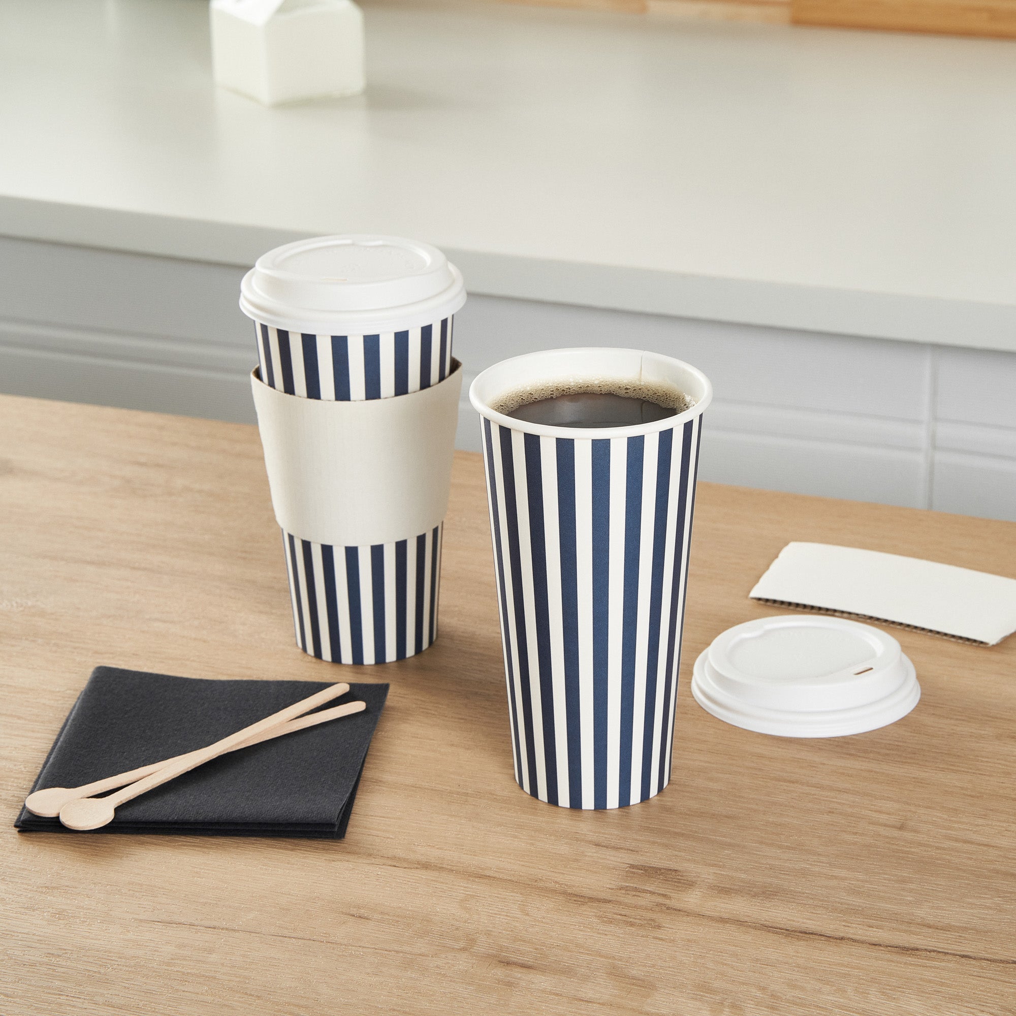 Restpresso 20 oz Blue and White Stripe Paper Single Wall Coffee Cup - with White Lid - 3 1/2"x 3 1/2"x 6 1/2" - 20 count box