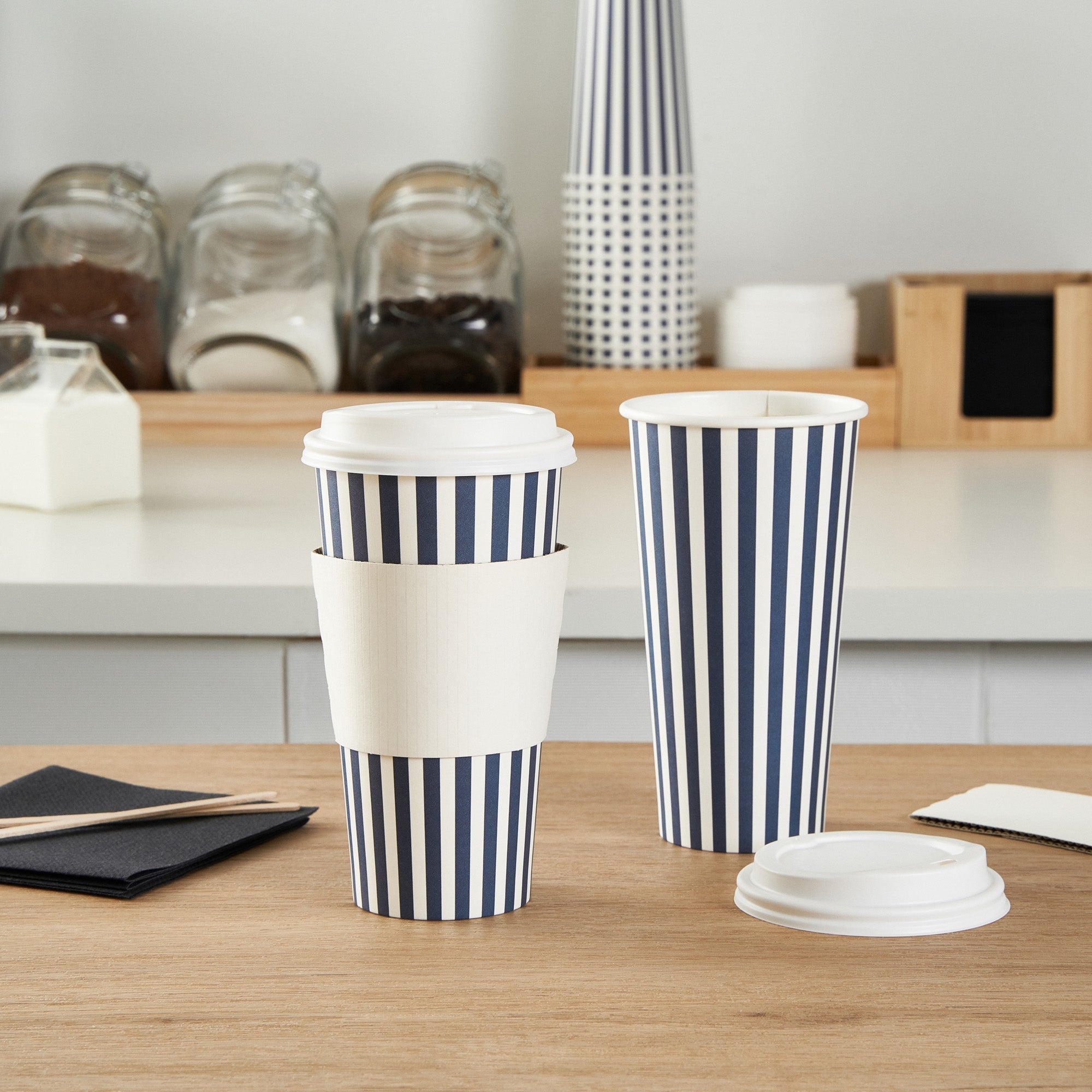 Restpresso 20 oz Blue and White Stripe Paper Single Wall Coffee Cup - with White Lid - 3 1/2"x 3 1/2"x 6 1/2" - 400 count box