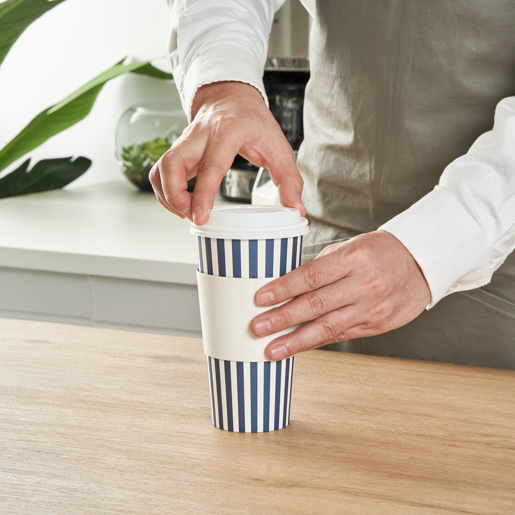 Restpresso 20 oz Blue and White Stripe Paper Single Wall Coffee Cup - with White Lid - 3 1/2"x 3 1/2"x 6 1/2" - 400 count box