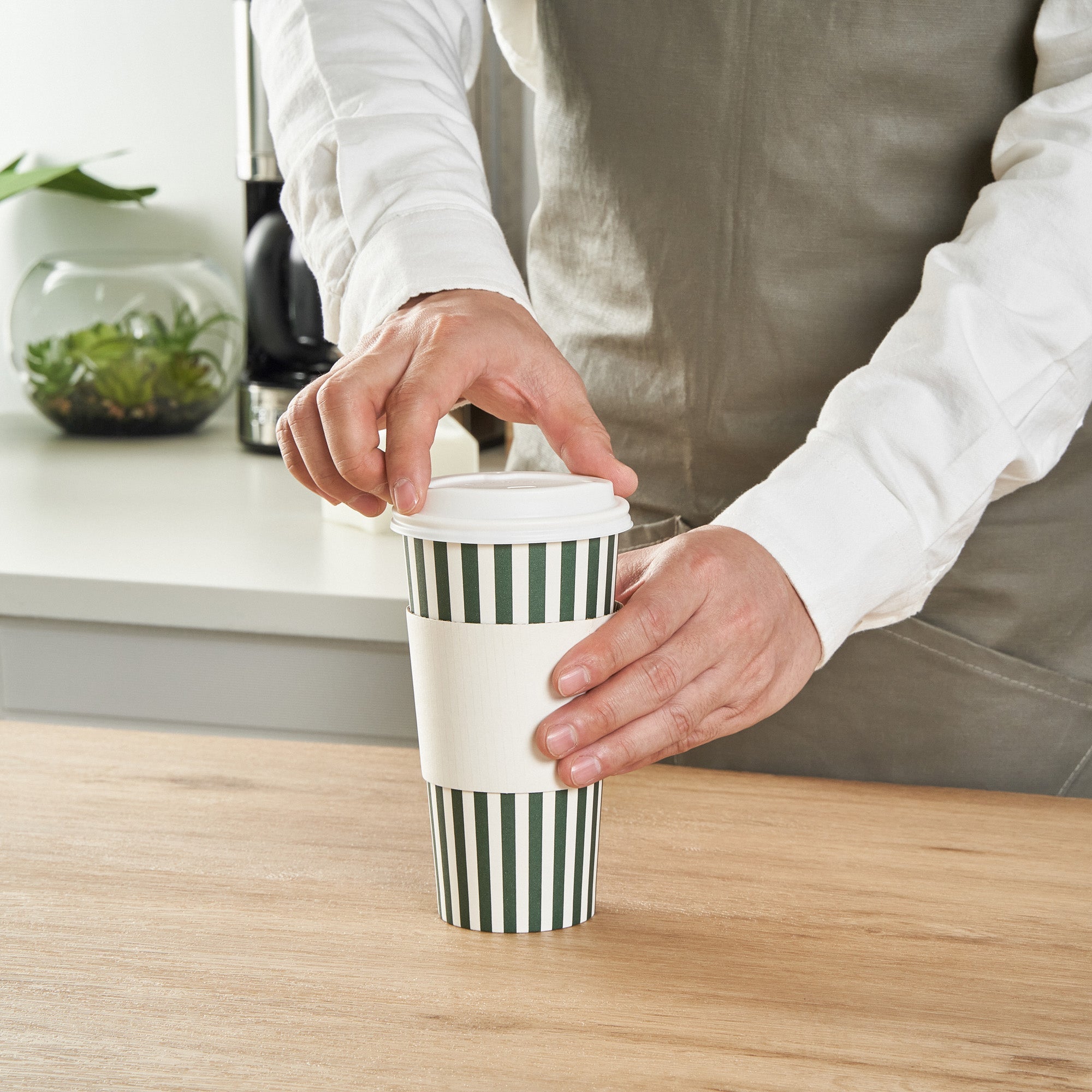 Restpresso 20 oz Forest Green and White Stripe Paper Single Wall Coffee Cup - with White Lid - 3 1/2"x 3 1/2"x 6 1/2" - 20 count box