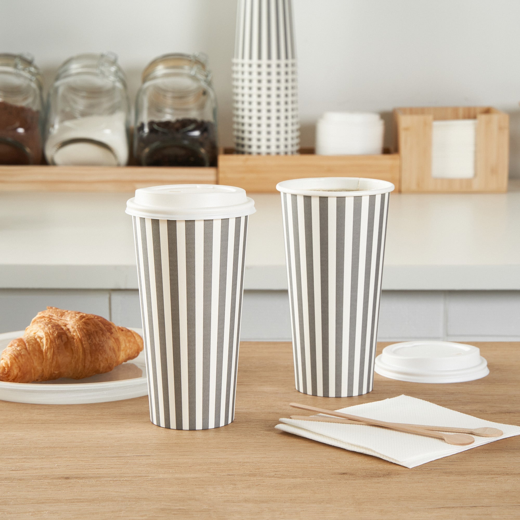Restpresso 20 oz Gray and White Stripe Paper Single Wall Coffee Cup - with White Lid - 3 1/2"x 3 1/2"x 6 1/2" - 20 count box