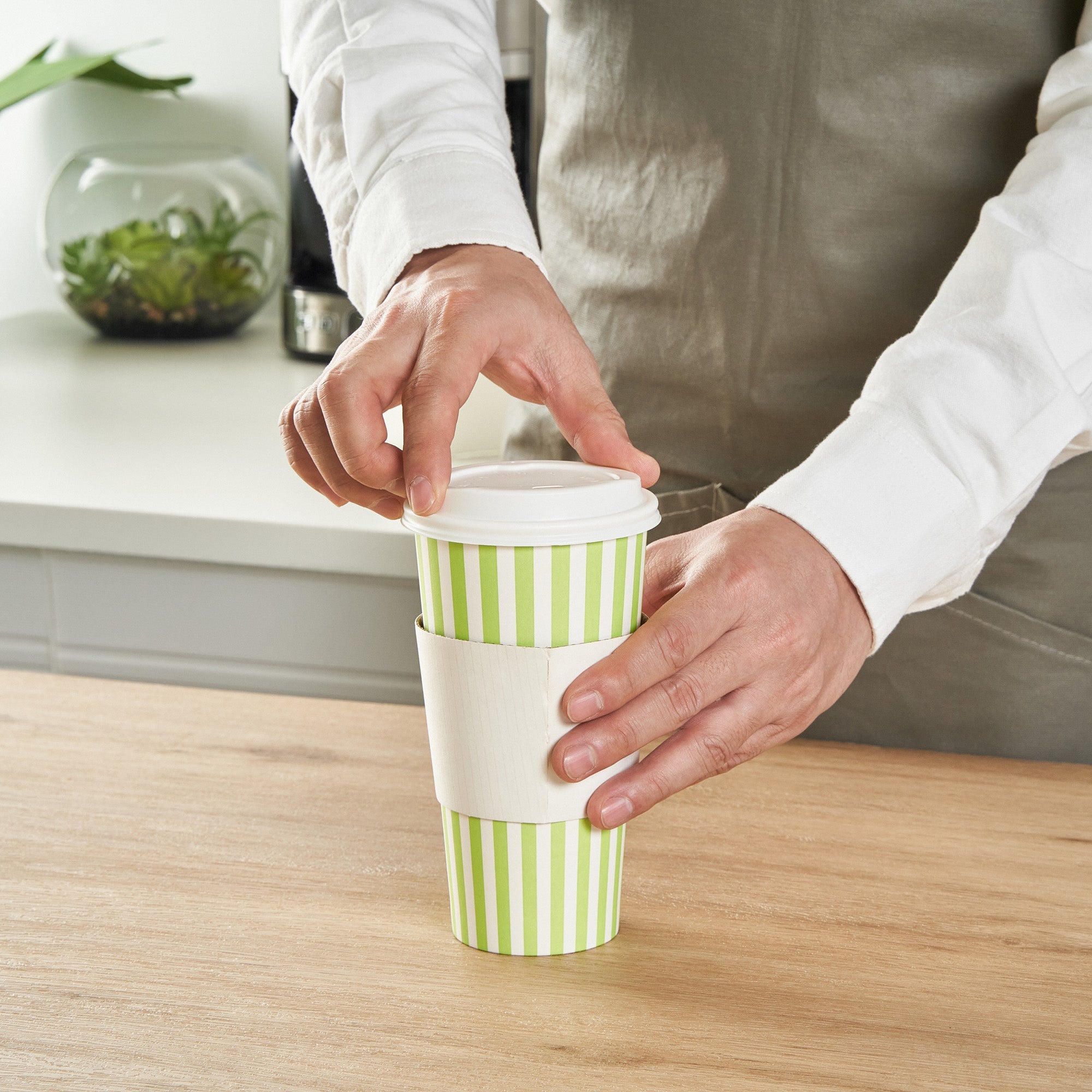 Restpresso 20 oz Green and White Stripe Paper Single Wall Coffee Cup - with White Lid - 3 1/2"x 3 1/2"x 6 1/2" - 400 count box