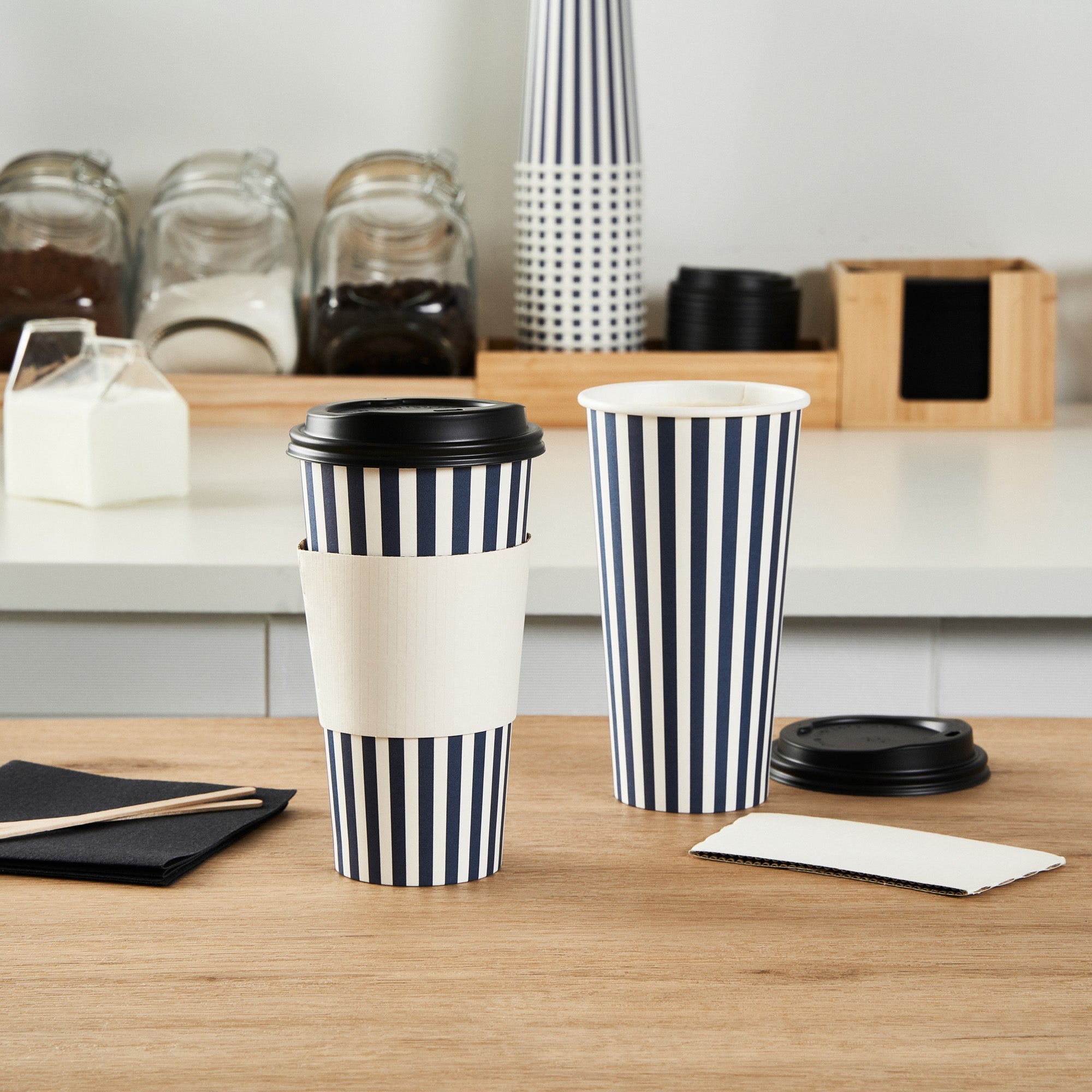 Restpresso 20 oz Blue and White Stripe Paper Single Wall Coffee Cup - with Black Lid - 3 1/2"x 3 1/2"x 6 1/4" - 20 count box