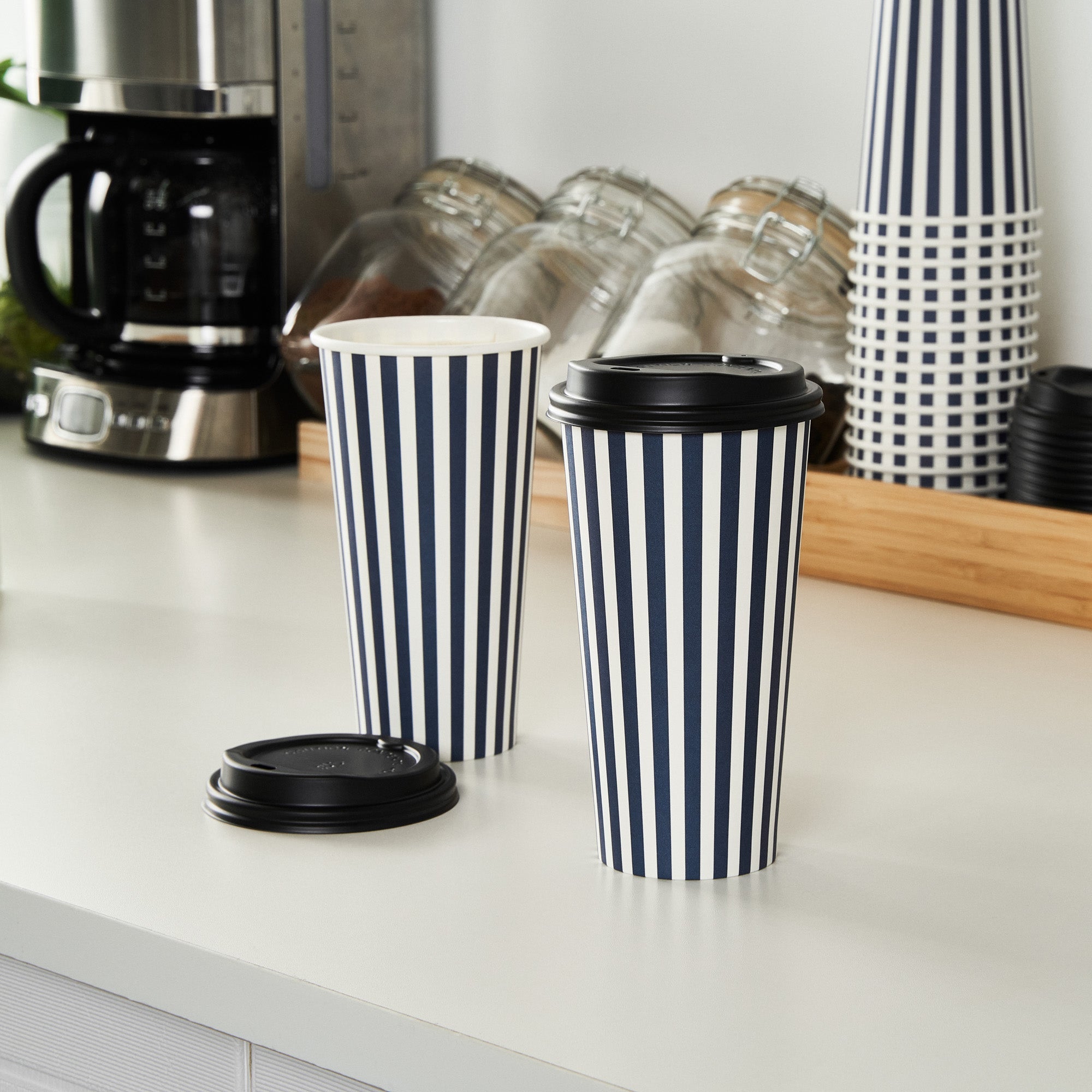 Restpresso 20 oz Blue and White Stripe Paper Single Wall Coffee Cup - with Black Lid - 3 1/2"x 3 1/2"x 6 1/4" - 20 count box