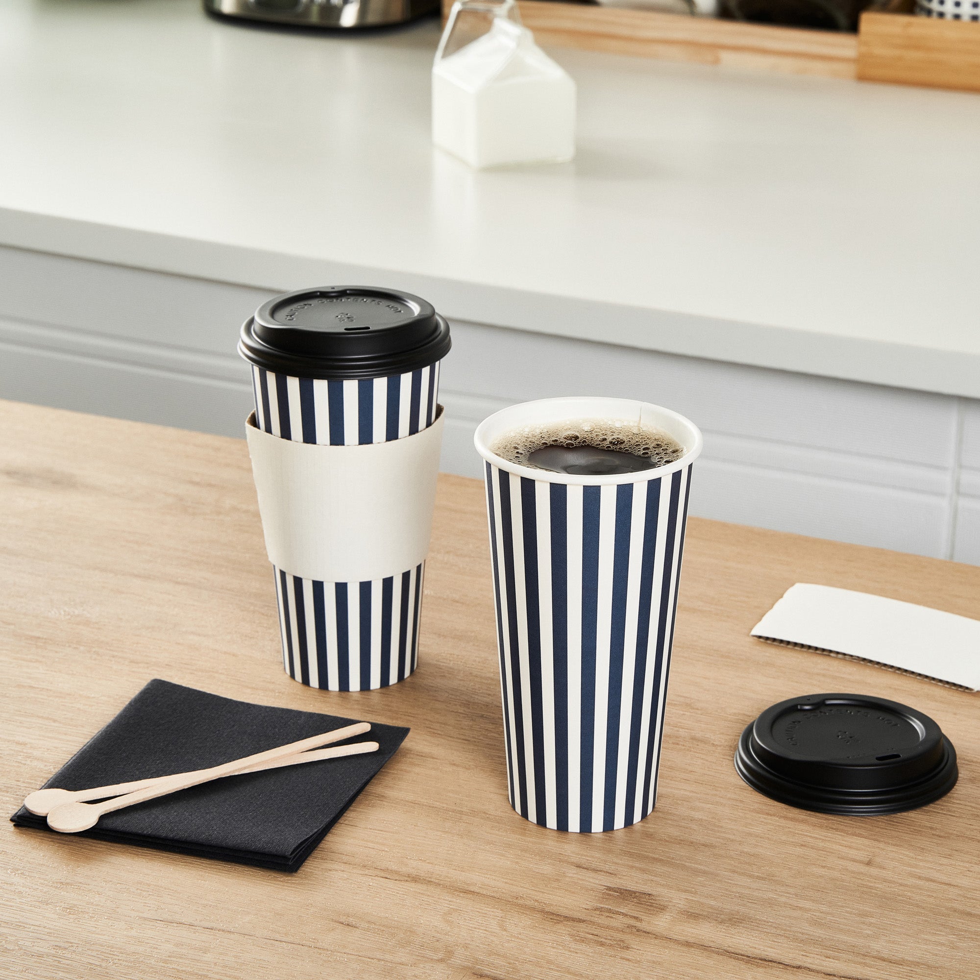 Restpresso 20 oz Blue and White Stripe Paper Single Wall Coffee Cup - with Black Lid - 3 1/2"x 3 1/2"x 6 1/4" - 400 count box