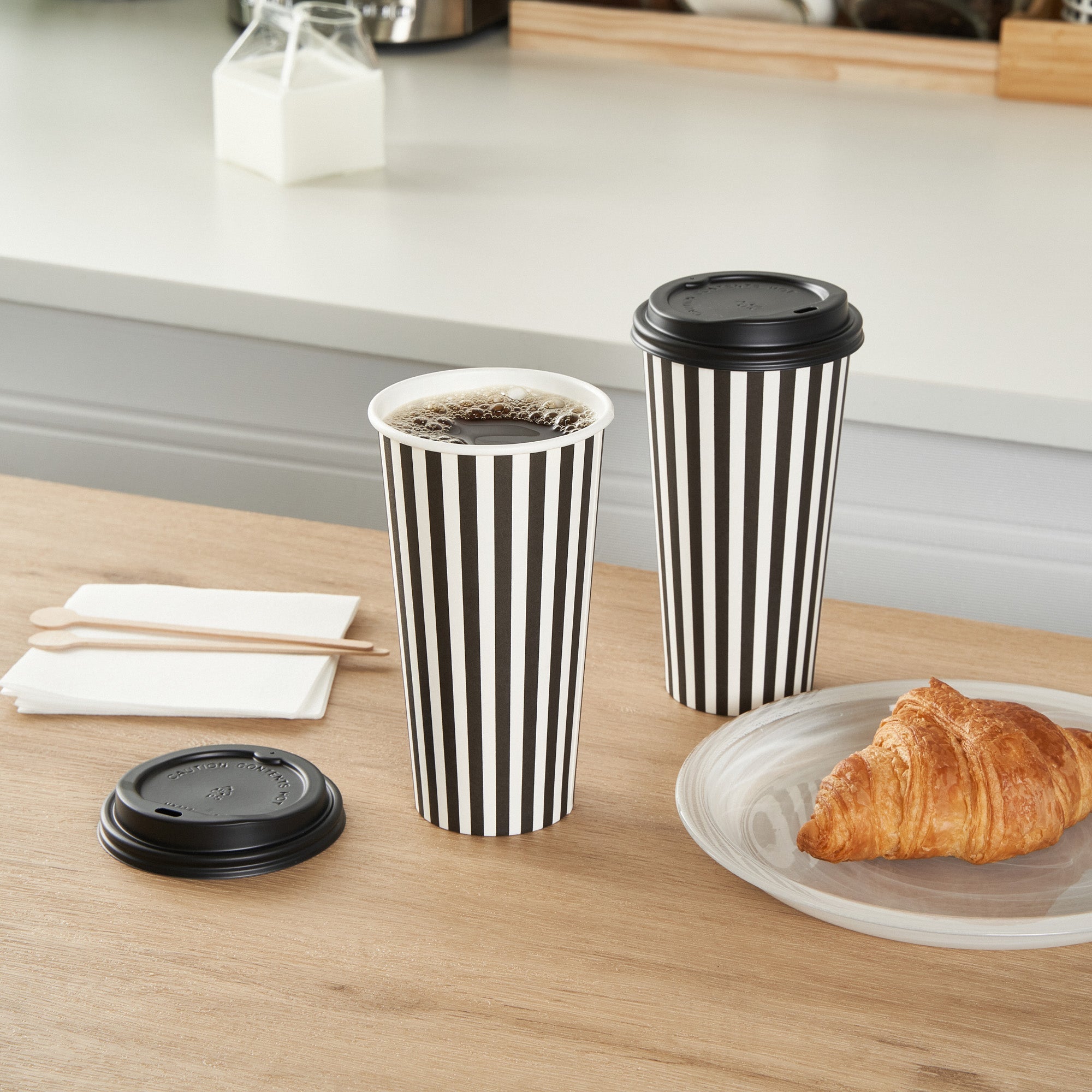 Restpresso 20 oz Black and White Stripe Paper Single Wall Coffee Cup - with Black Lid - 3 1/2"x 3 1/2"x 6 1/4" - 400 count box