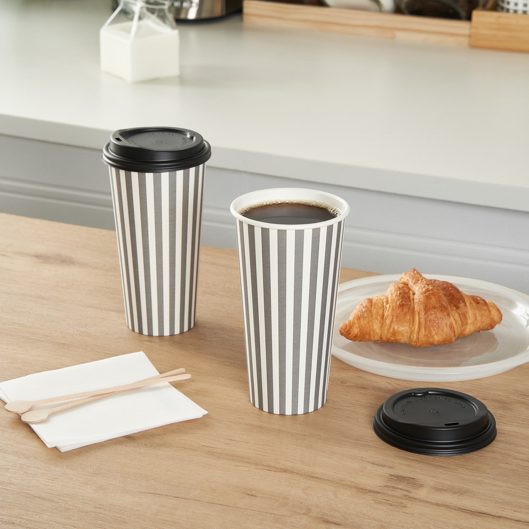 Restpresso 20 oz Gray and White Stripe Paper Single Wall Coffee Cup - with Black Lid - 3 1/2"x 3 1/2"x 6 1/4" - 20 count box
