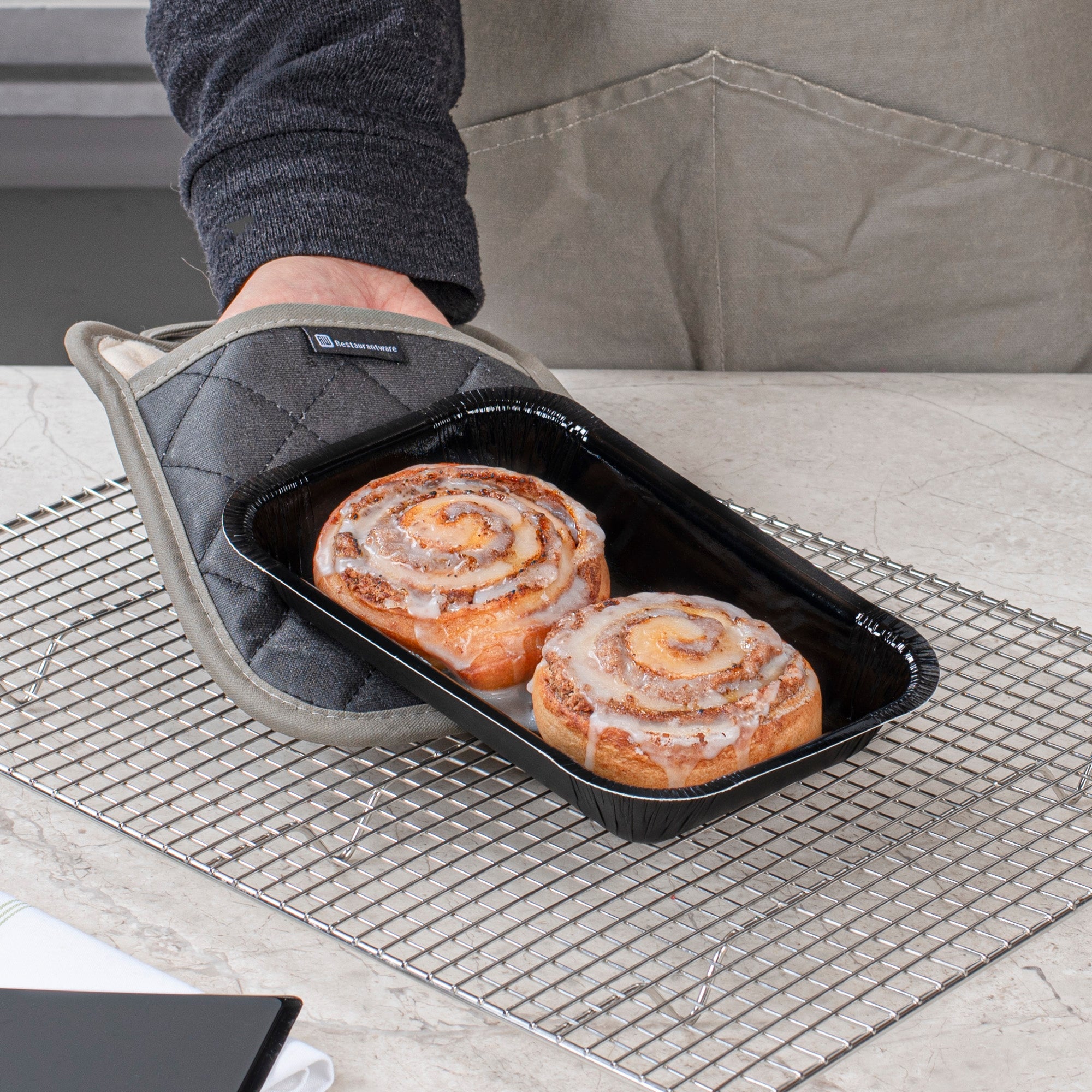 Pastry Tek 24 oz Rectangle Black Paperboard Tray - Oven-Safe - 8 1/4" x 5 1/2" x 1 1/2" - 100 count box