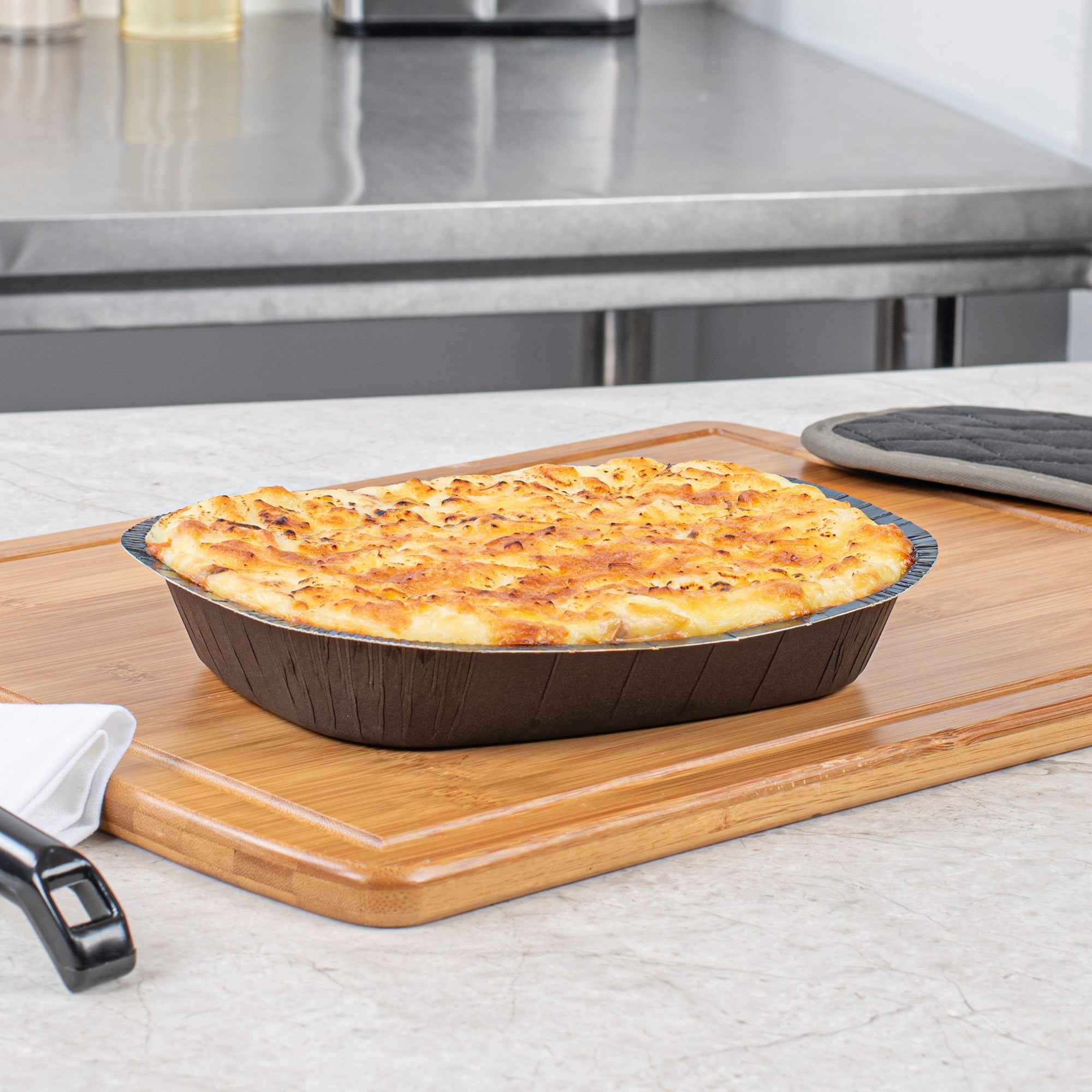 Pastry Tek 32 oz Rectangle Black Paperboard Tray - Oven-Safe - 9" x 7" x 1 3/4" - 25 count box