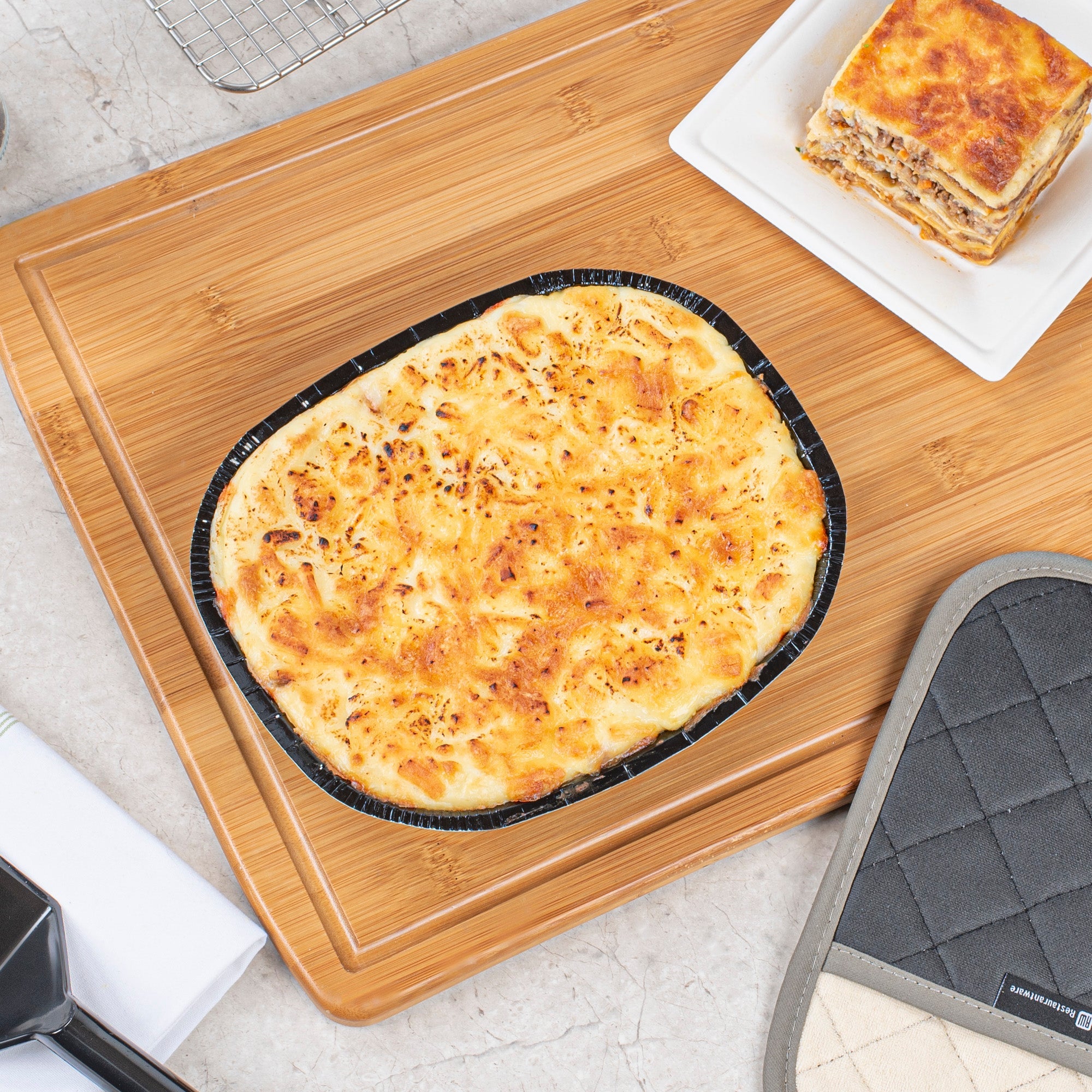 Pastry Tek 32 oz Rectangle Black Paperboard Tray - Oven-Safe - 9" x 7" x 1 3/4" - 100 count box