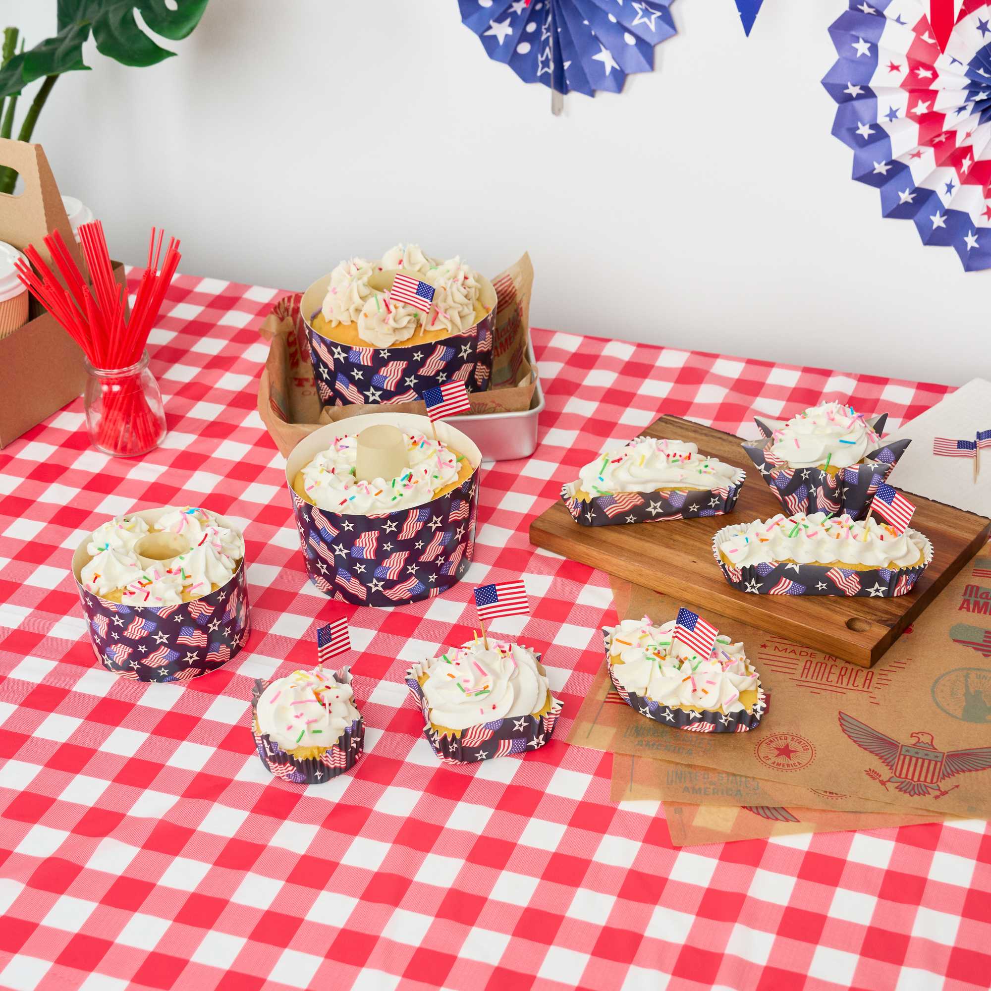 Panificio 53 oz Paper Angel Food Tube Pan - American Flag, Greaseproof - 5 3/4" x 5 3/4" x 3 3/4" - 400 count box