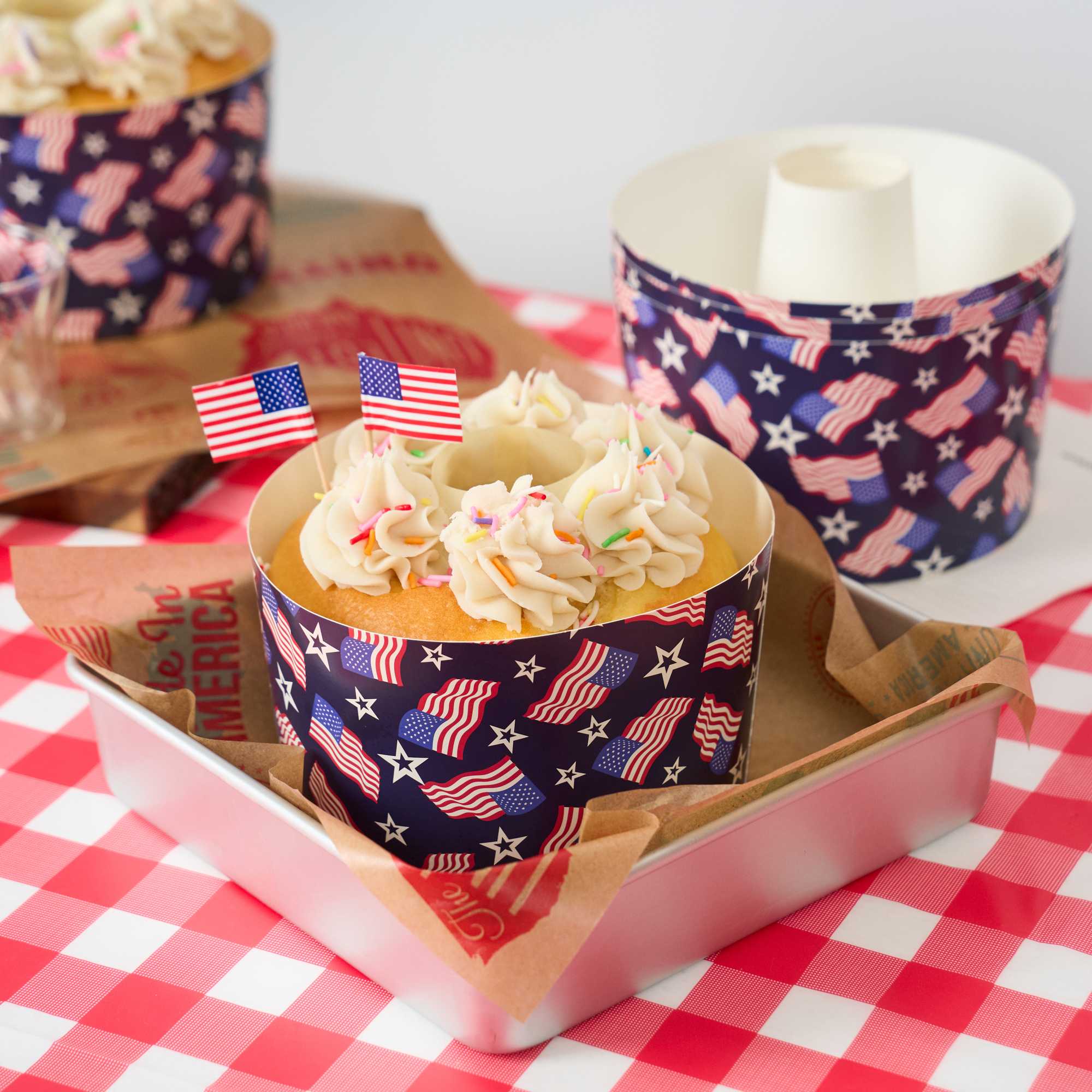 Panificio 53 oz Paper Angel Food Tube Pan - American Flag, Greaseproof - 5 3/4" x 5 3/4" x 3 3/4" - 400 count box