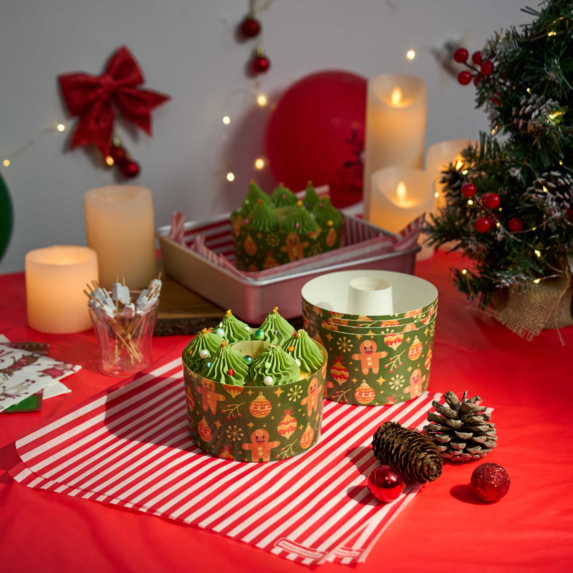 Panificio 22 oz Paper Angel Food Tube Pan - Christmas, Greaseproof - 4 1/2" x 4 1/2" x 2 3/4" - 900 count box